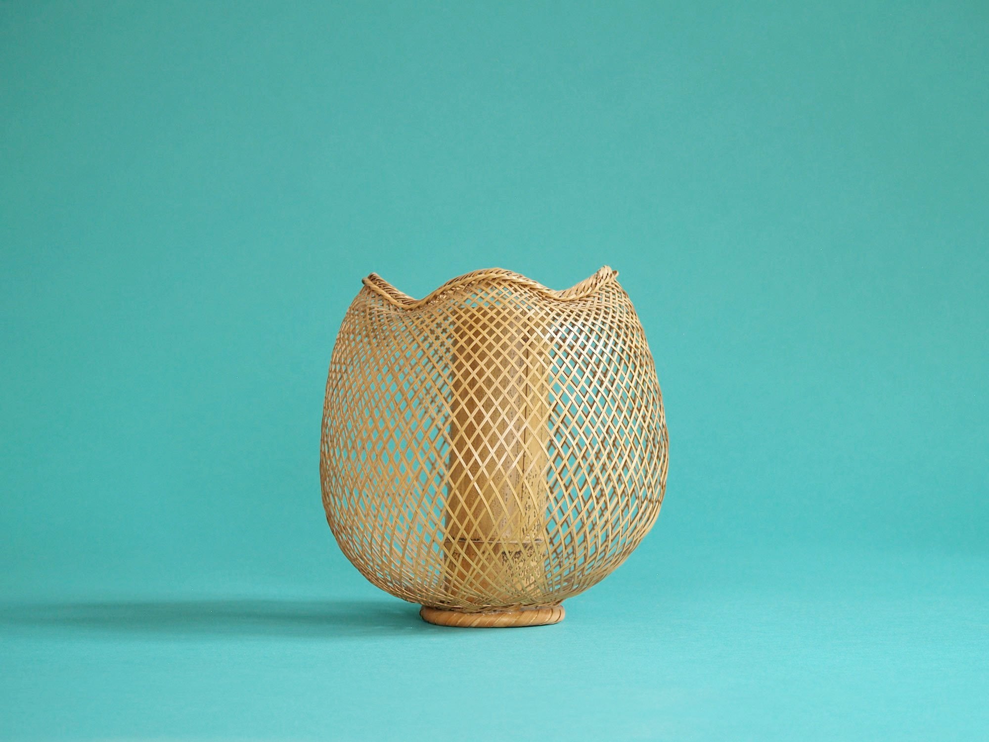 Hanakago, panier boule en bambou madake blond pour l'ikebana, Japon (Ère Shōwa)..Round Hanakago Ikebana madake bamboo basket, Japan (Shōwa era)