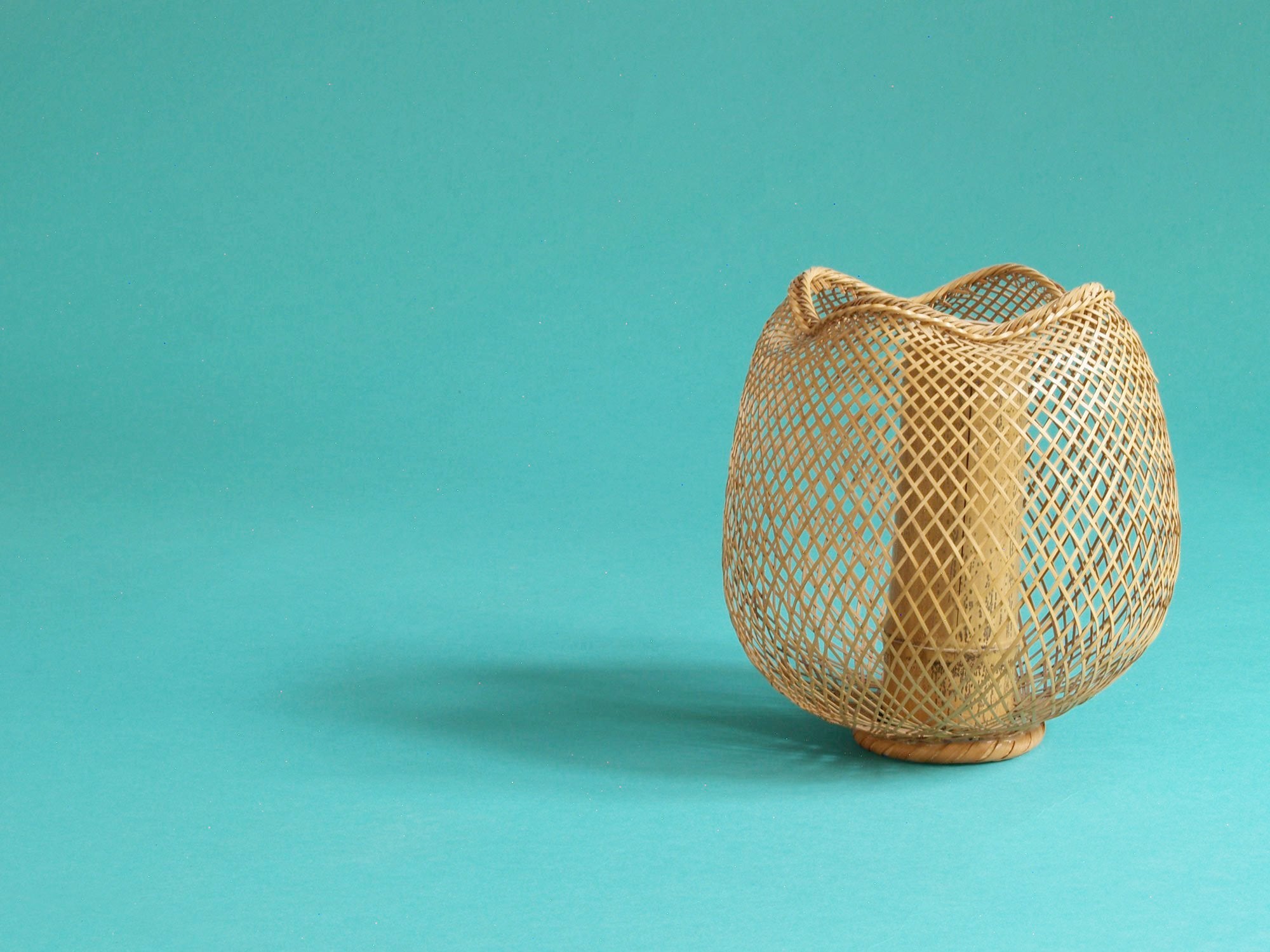 Hanakago, panier boule en bambou madake blond pour l'ikebana, Japon (Ère Shōwa)..Round Hanakago Ikebana madake bamboo basket, Japan (Shōwa era)