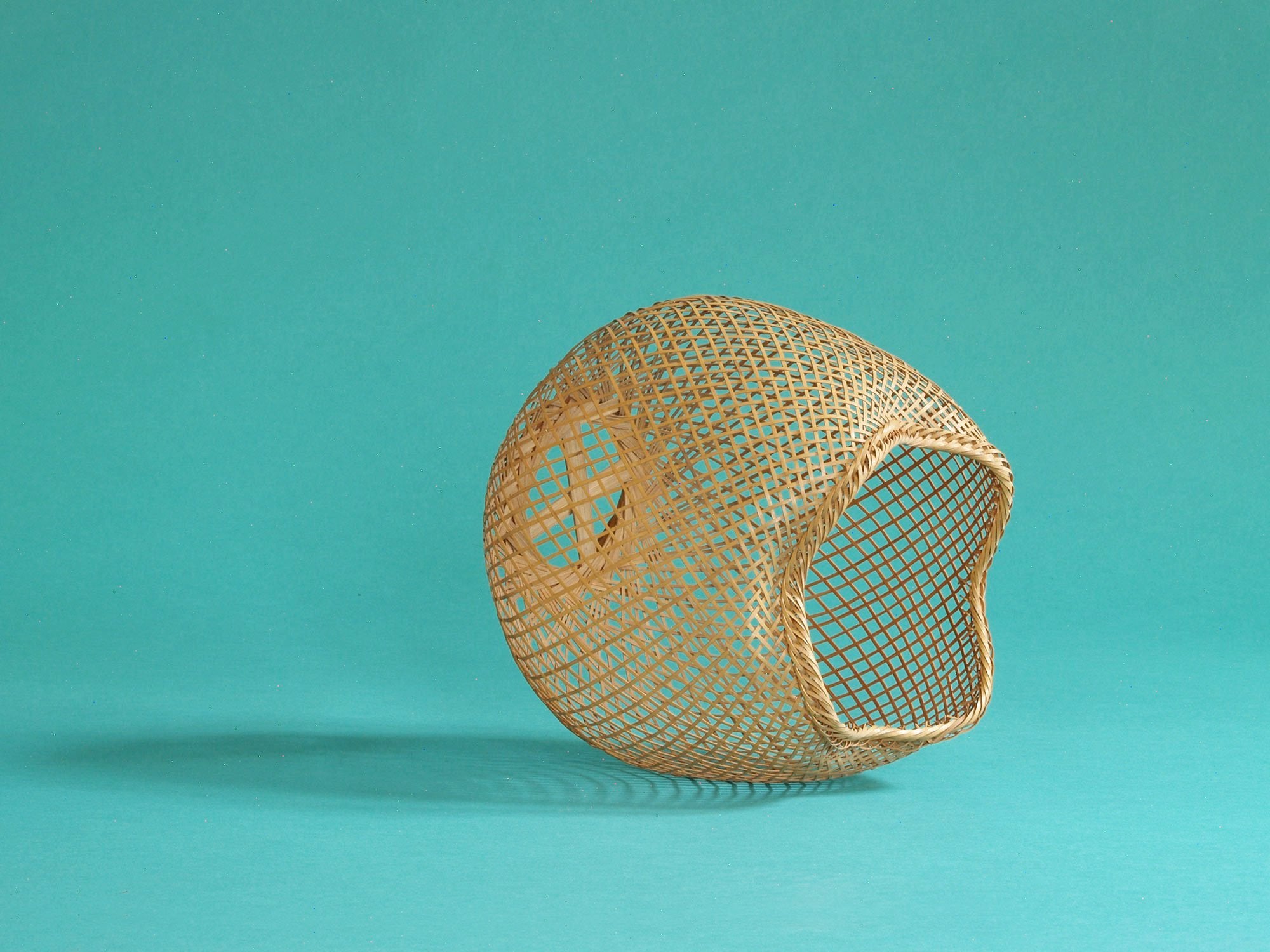 Hanakago, panier boule en bambou madake blond pour l'ikebana, Japon (Ère Shōwa)..Round Hanakago Ikebana madake bamboo basket, Japan (Shōwa era)