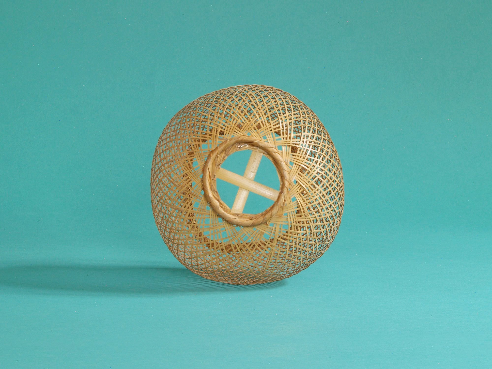 Hanakago, panier boule en bambou madake blond pour l'ikebana, Japon (Ère Shōwa)..Round Hanakago Ikebana madake bamboo basket, Japan (Shōwa era)