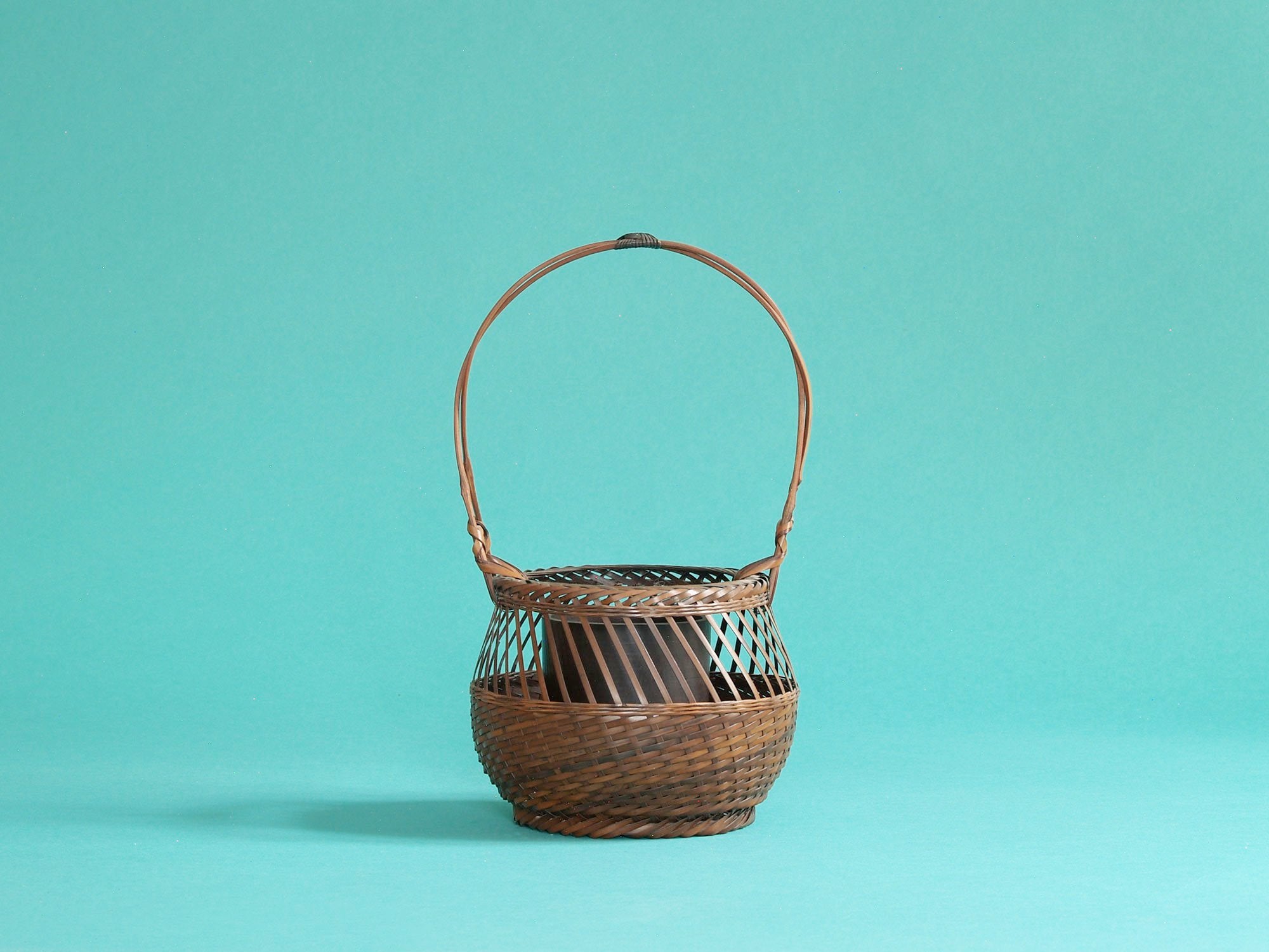 Hanakago, panier en bambou pour l'ikebana signé, Japon (Ère Shōwa)..Hanakago Ikebana signed bamboo basket, Japan (Shōwa era)