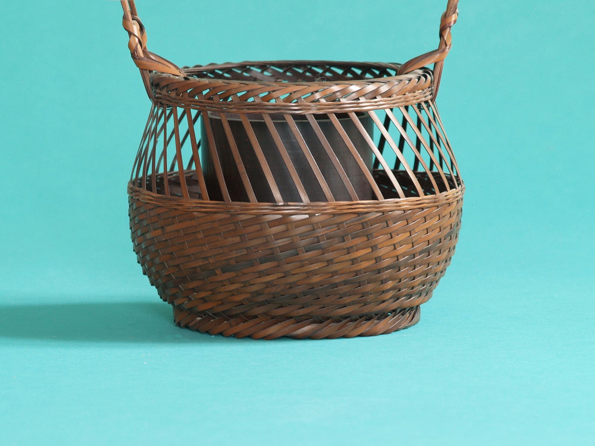 Hanakago, panier en bambou pour l'ikebana signé, Japon (Ère Shōwa)..Hanakago Ikebana signed bamboo basket, Japan (Shōwa era)