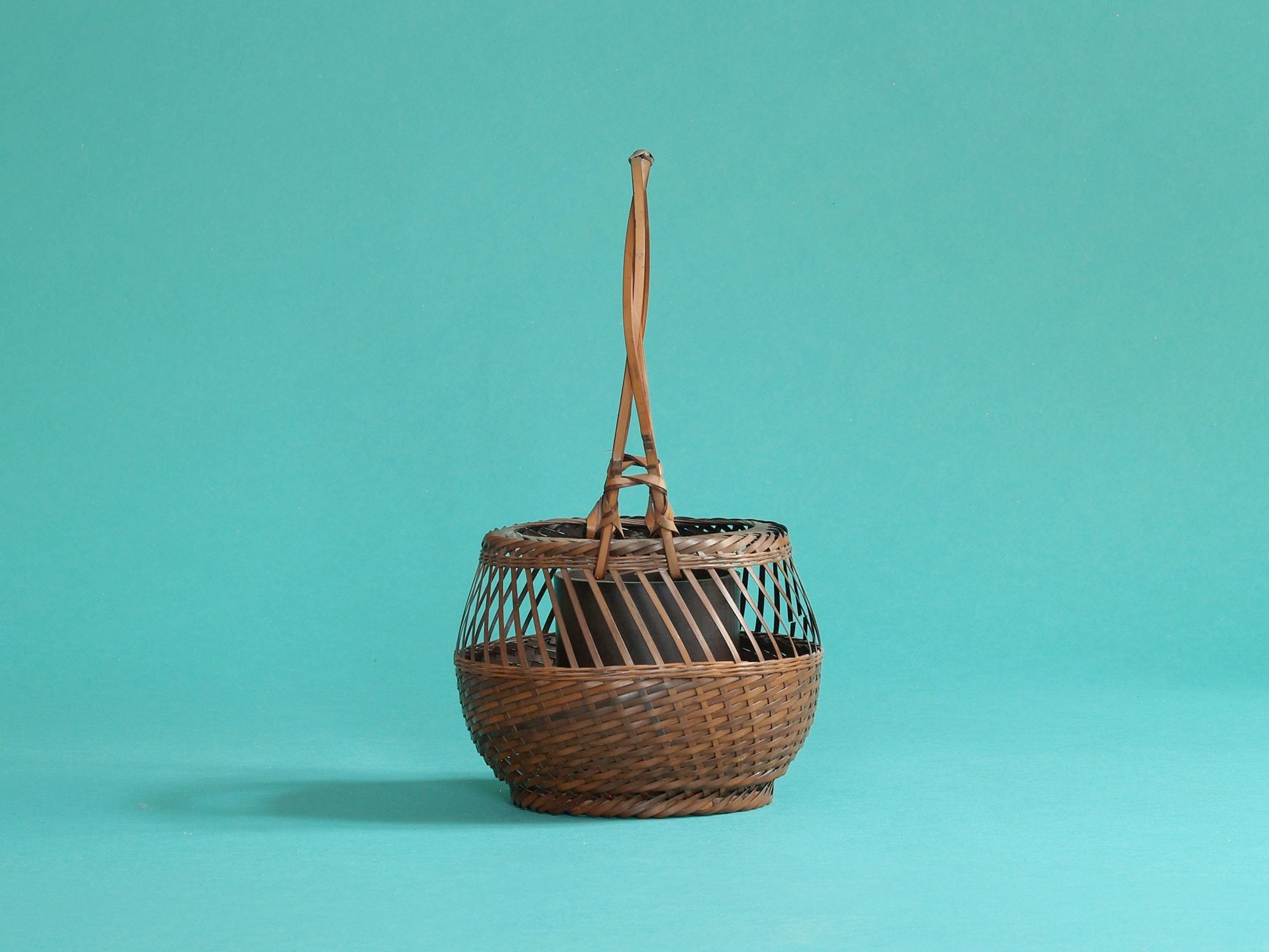 Hanakago, panier en bambou pour l'ikebana signé, Japon (Ère Shōwa)..Hanakago Ikebana signed bamboo basket, Japan (Shōwa era)