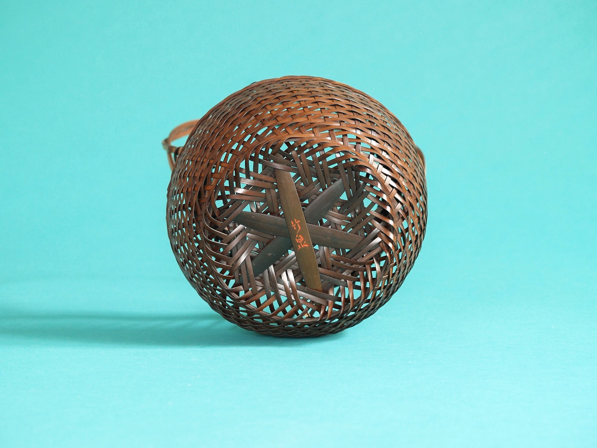 Hanakago, panier en bambou pour l'ikebana signé, Japon (Ère Shōwa)..Hanakago Ikebana signed bamboo basket, Japan (Shōwa era)