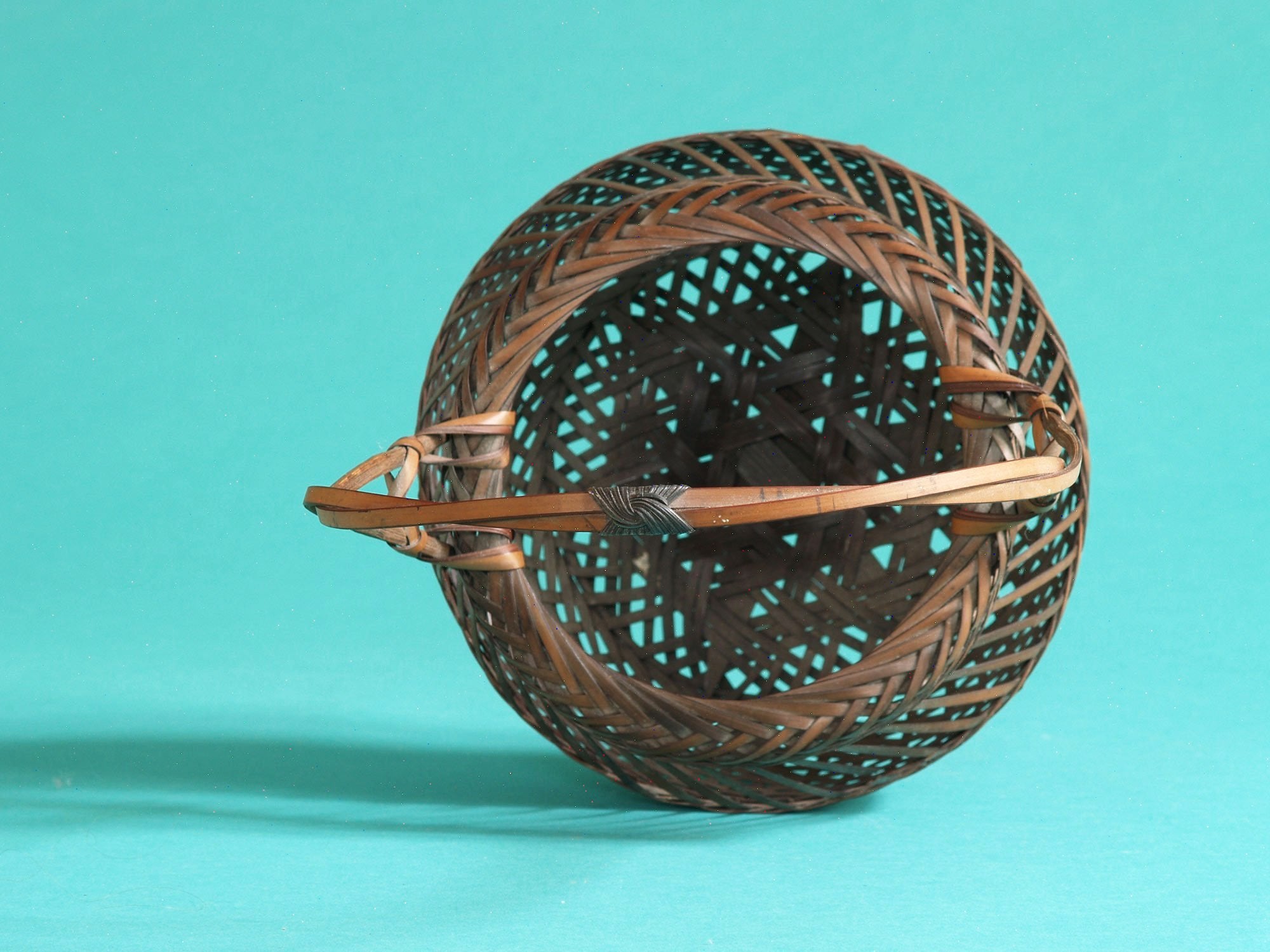 Hanakago, panier en bambou pour l'ikebana signé, Japon (Ère Shōwa)..Hanakago Ikebana signed bamboo basket, Japan (Shōwa era)