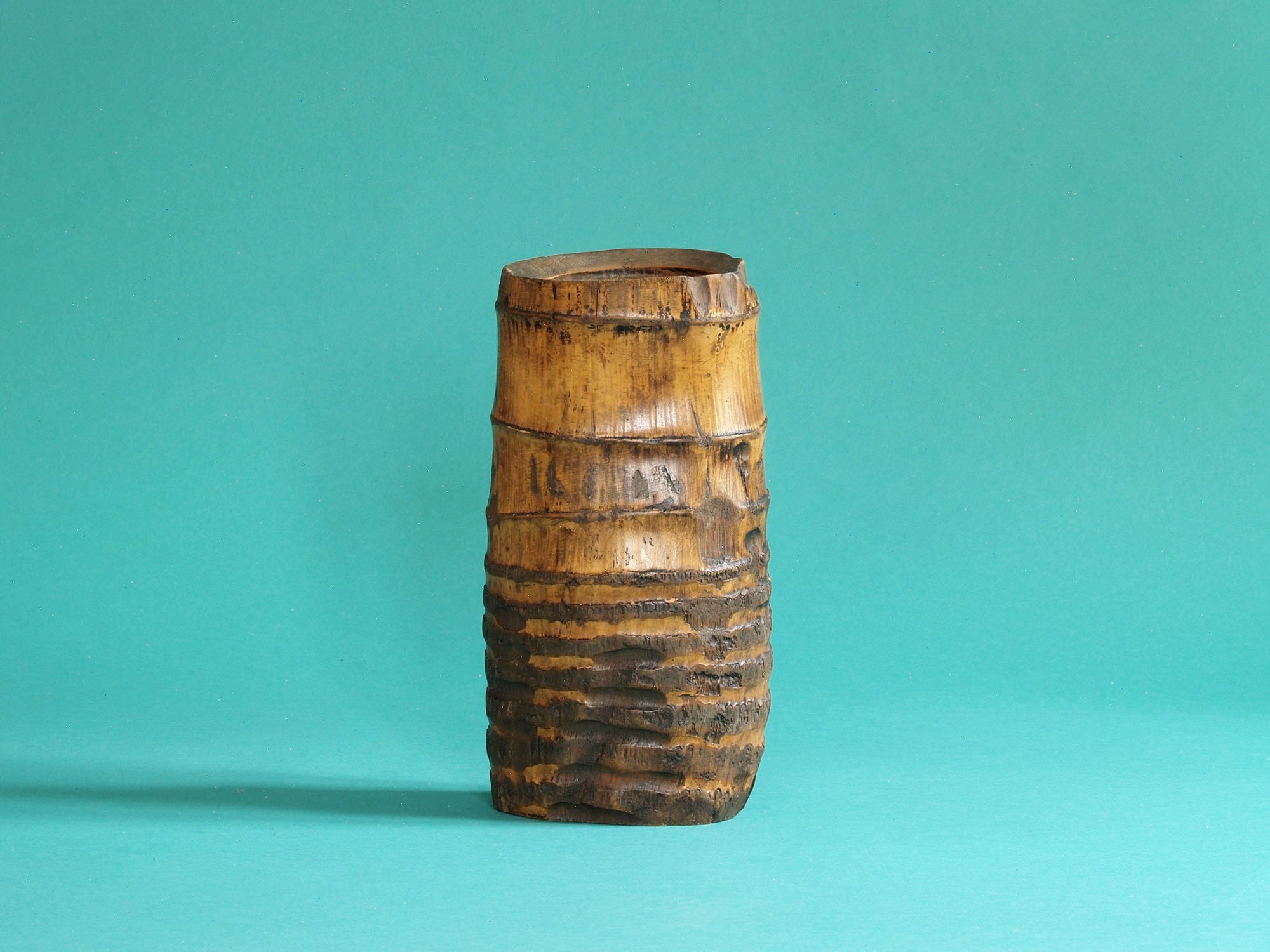 Take-zutsu hanaire, Rare vase en bambou pour la cérémonie du thé à la manière de Rikyū, Japon (Période Edo)..Take-zutsu Hanaire Bamboo vase for tea ceremony chabana in the manner of Rikyū, Japan (Edo period)