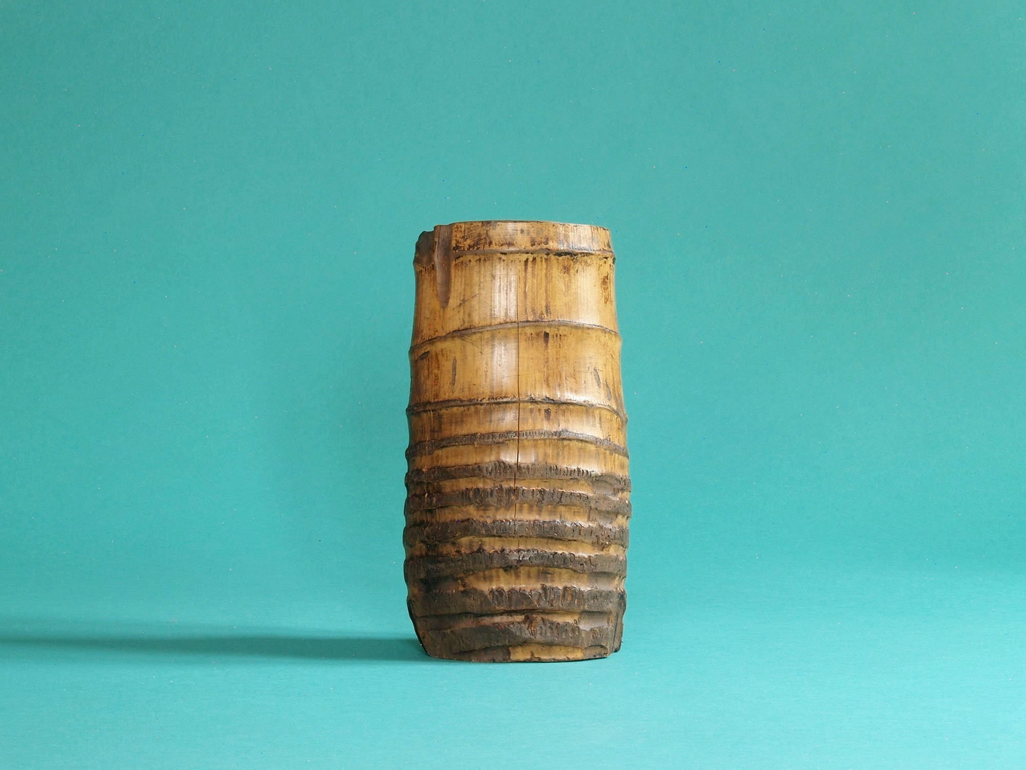 Take-zutsu hanaire, Rare vase en bambou pour la cérémonie du thé à la manière de Rikyū, Japon (Période Edo)..Take-zutsu Hanaire Bamboo vase for tea ceremony chabana in the manner of Rikyū, Japan (Edo period)