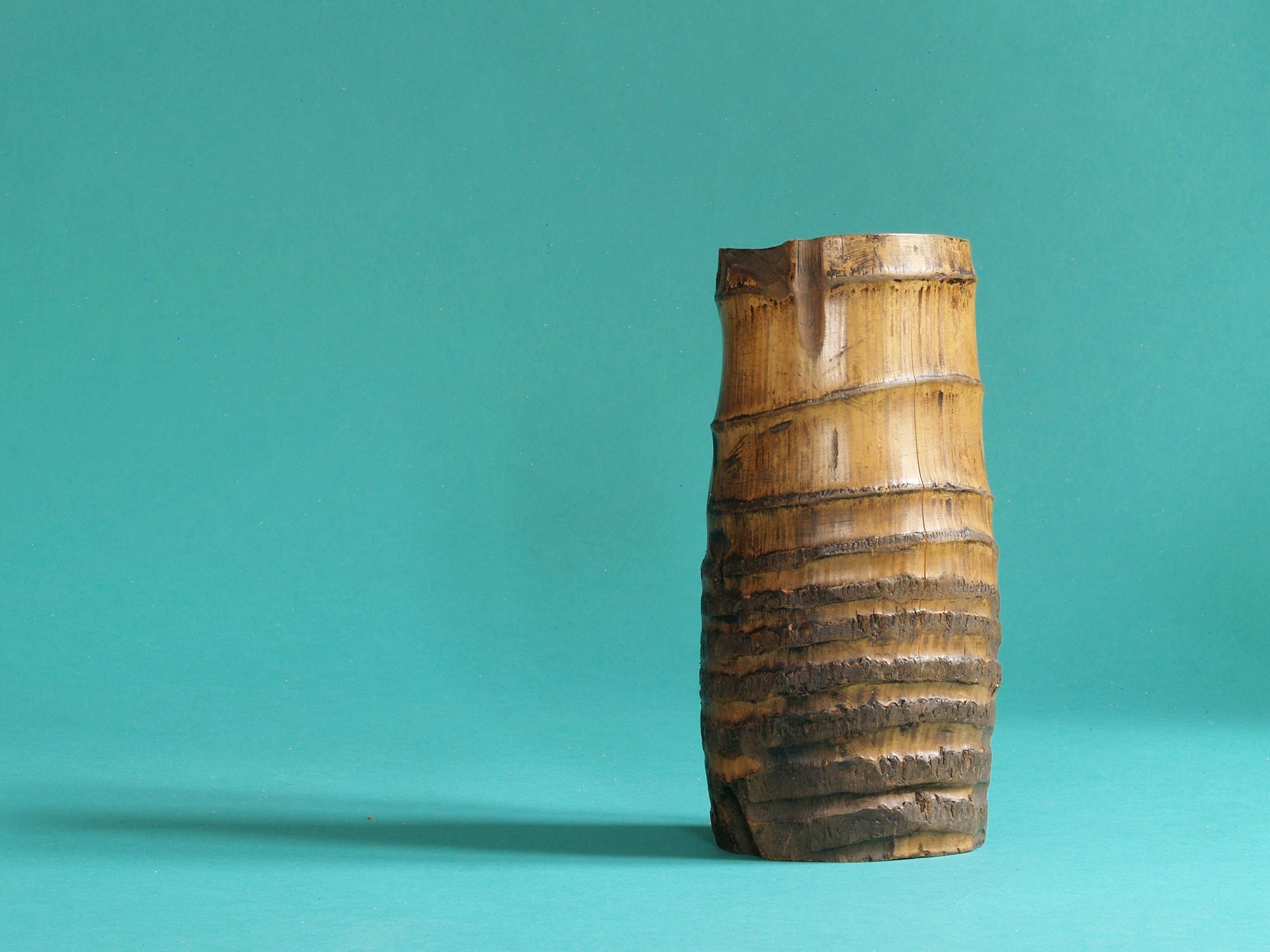 Take-zutsu hanaire, Rare vase en bambou pour la cérémonie du thé à la manière de Rikyū, Japon (Période Edo)..Take-zutsu Hanaire Bamboo vase for tea ceremony chabana in the manner of Rikyū, Japan (Edo period)