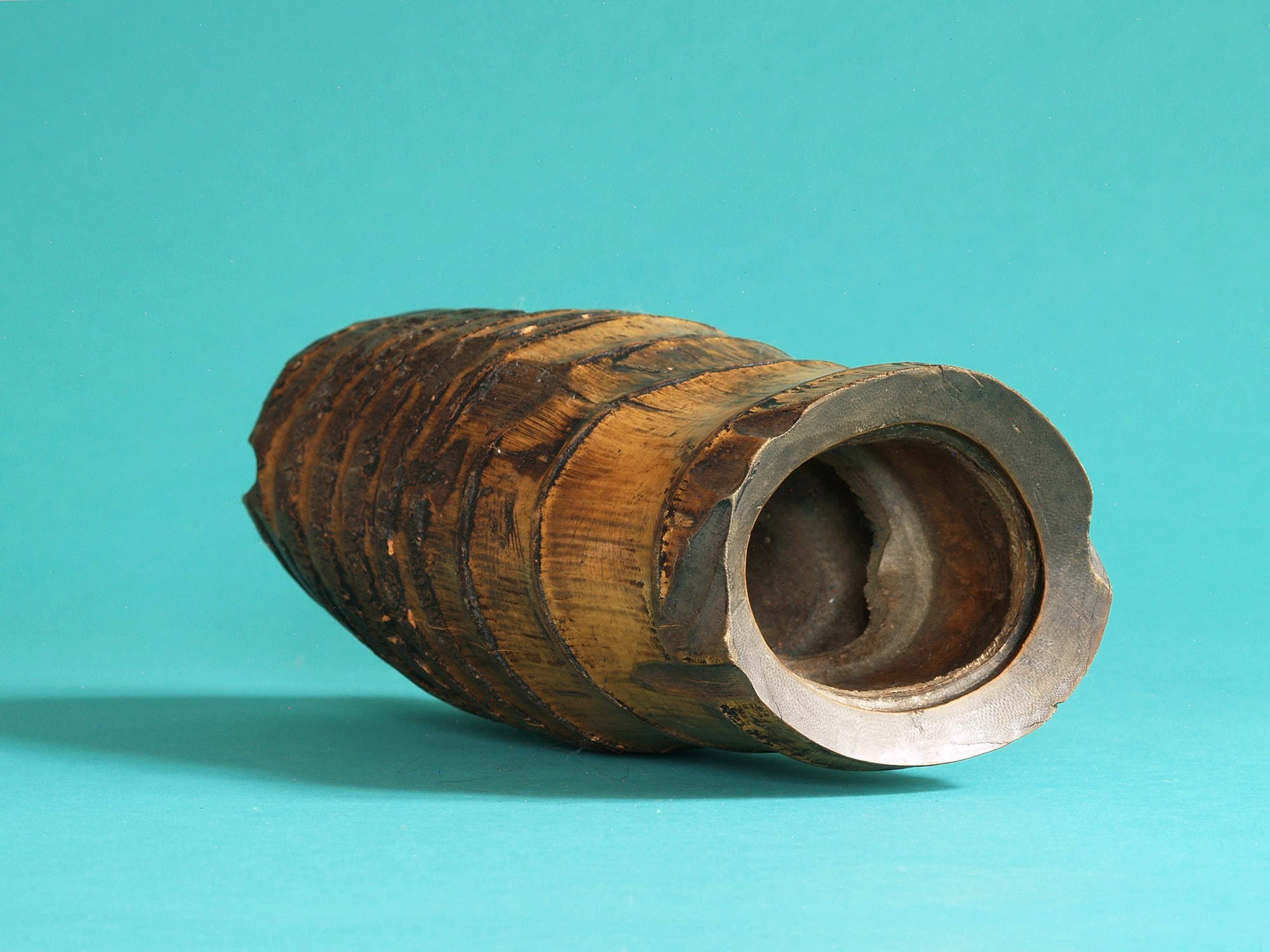 Take-zutsu hanaire, Rare vase en bambou pour la cérémonie du thé à la manière de Rikyū, Japon (Période Edo)..Take-zutsu Hanaire Bamboo vase for tea ceremony chabana in the manner of Rikyū, Japan (Edo period)