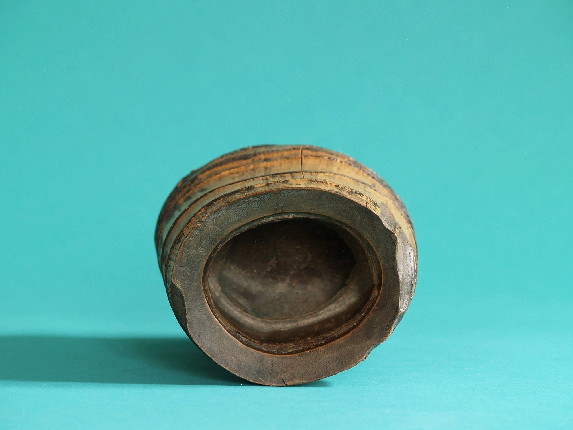 Take-zutsu hanaire, Rare vase en bambou pour la cérémonie du thé à la manière de Rikyū, Japon (Période Edo)..Take-zutsu Hanaire Bamboo vase for tea ceremony chabana in the manner of Rikyū, Japan (Edo period)
