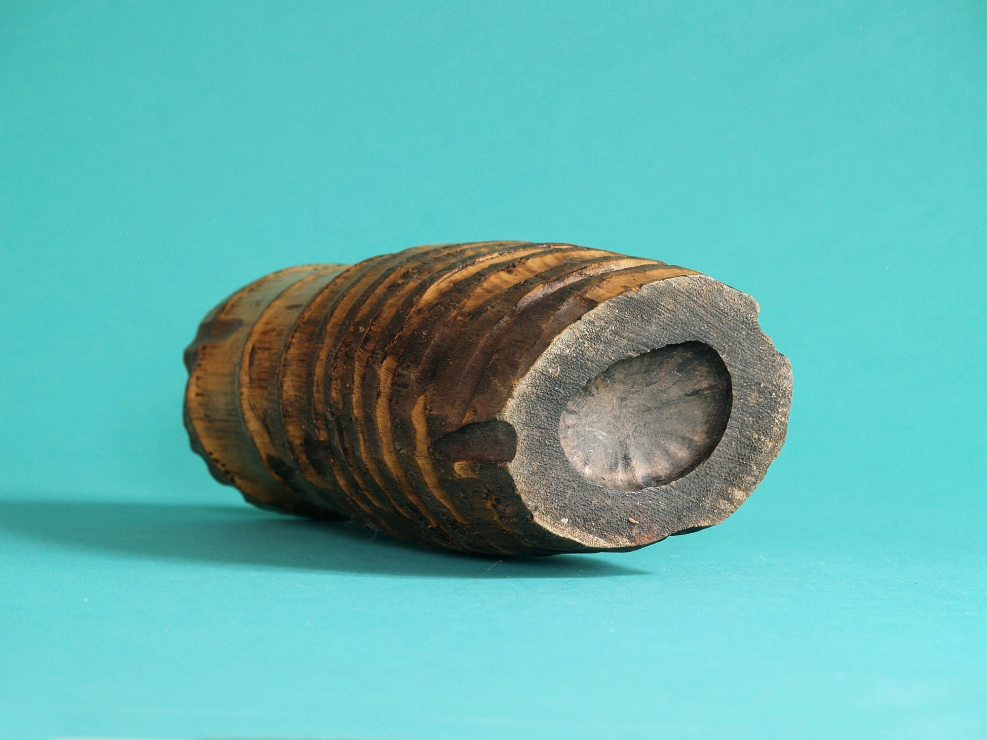 Take-zutsu hanaire, Rare vase en bambou pour la cérémonie du thé à la manière de Rikyū, Japon (Période Edo)..Take-zutsu Hanaire Bamboo vase for tea ceremony chabana in the manner of Rikyū, Japan (Edo period)