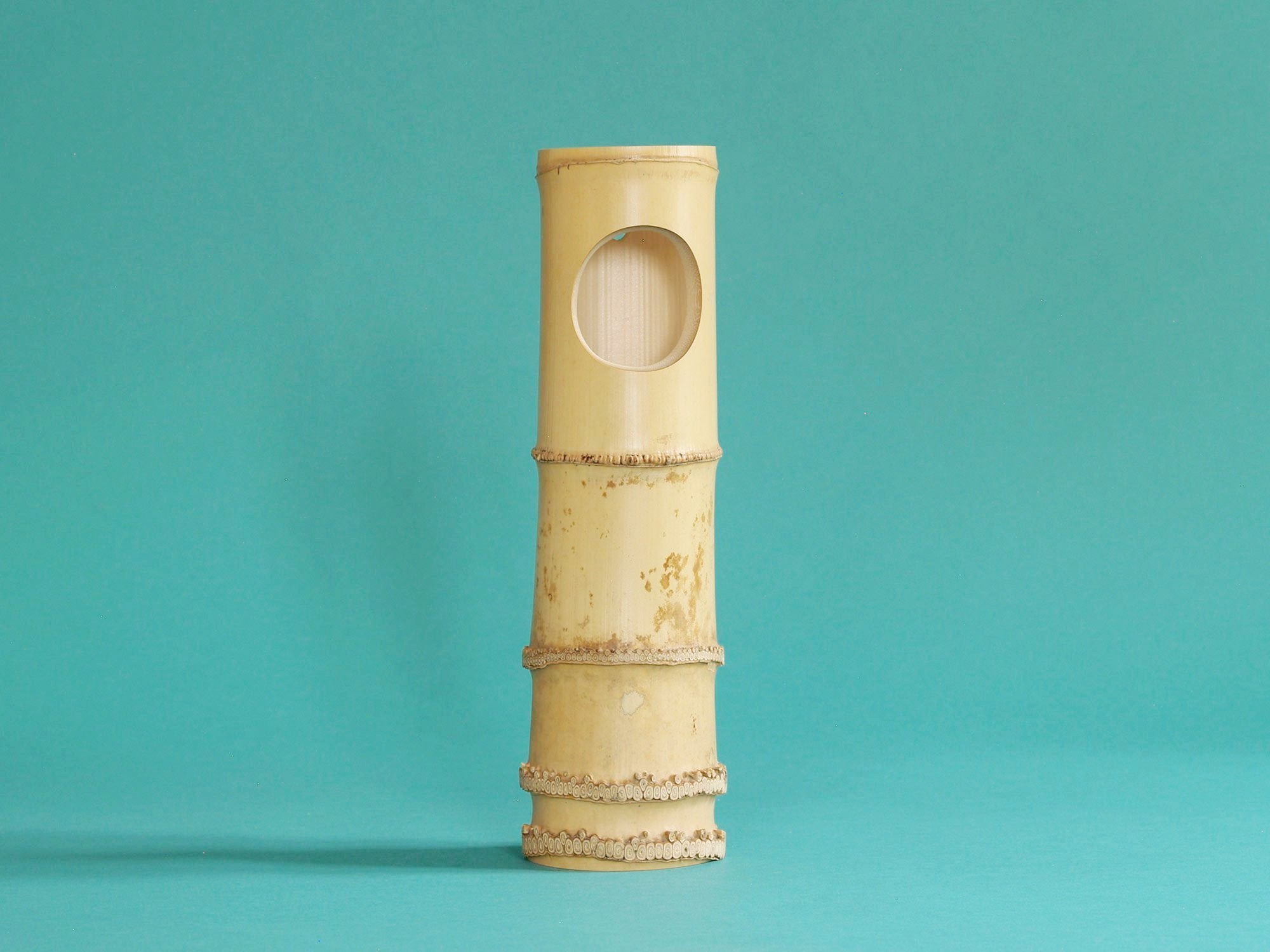 Takehanaire, vase en bambou pour la cérémonie du thé, Japon (Ère Shōwa)..Takehanaire, Bamboo flower vase for tea ceremony chabana, Japan (Shōwa era)