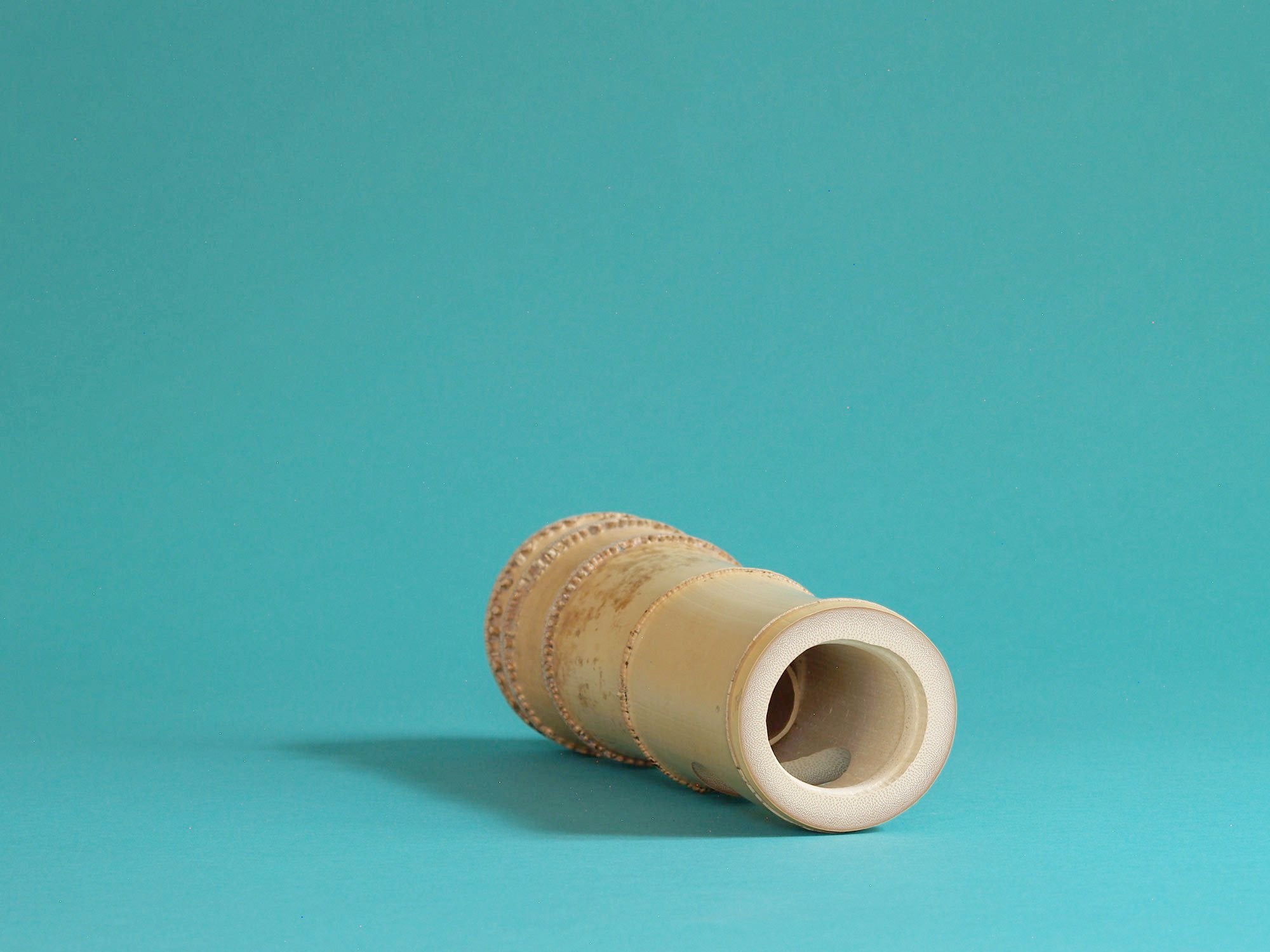 Takehanaire, vase en bambou pour la cérémonie du thé, Japon (Ère Shōwa)..Takehanaire, Bamboo flower vase for tea ceremony chabana, Japan (Shōwa era)