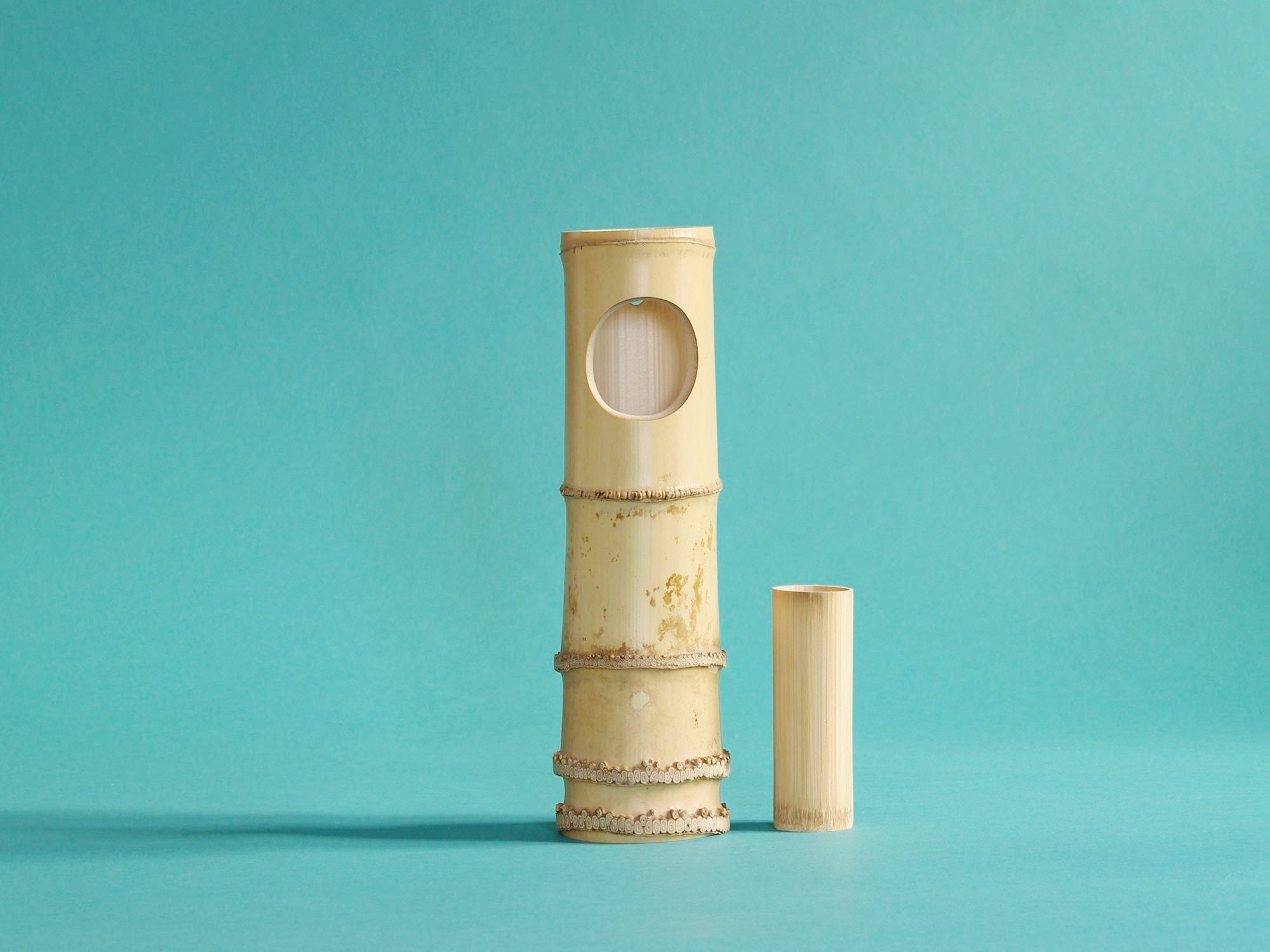 Takehanaire, vase en bambou pour la cérémonie du thé, Japon (Ère Shōwa)..Takehanaire, Bamboo flower vase for tea ceremony chabana, Japan (Shōwa era)
