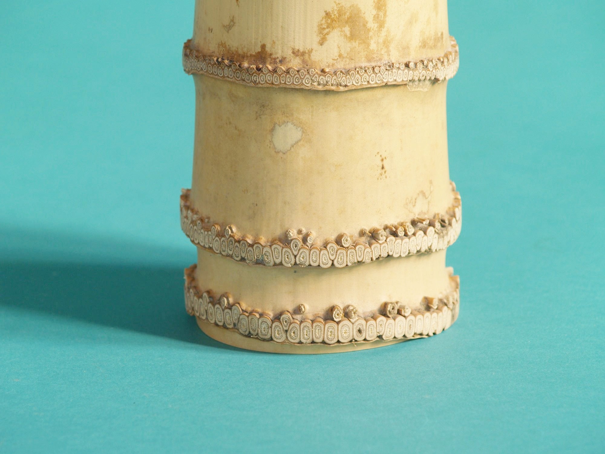 Takehanaire, vase en bambou pour la cérémonie du thé, Japon (Ère Shōwa)..Takehanaire, Bamboo flower vase for tea ceremony chabana, Japan (Shōwa era)