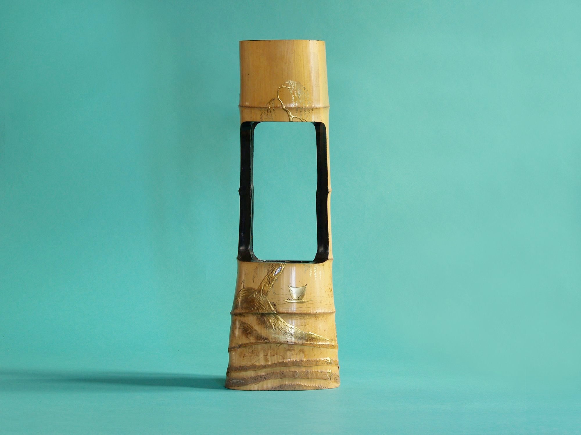 Ni-jū-giri, rare vase de sol en bambou laqué, Japon (Ère Meiji)..Ni-jū-giri, Rare floor Bamboo ikebana vase, Japan (Meiji era)