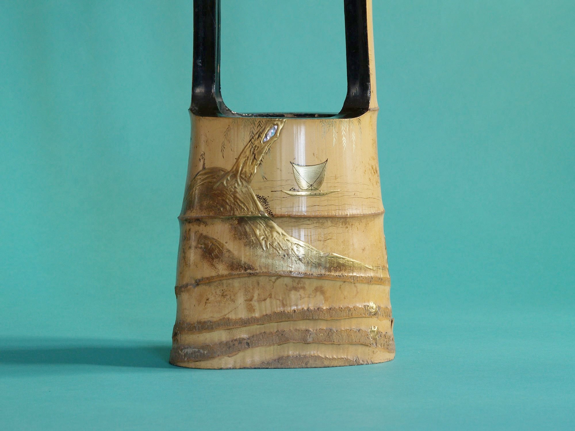 Ni-jū-giri, rare vase de sol en bambou laqué, Japon (Ère Meiji)..Ni-jū-giri, Rare floor Bamboo ikebana vase, Japan (Meiji era)