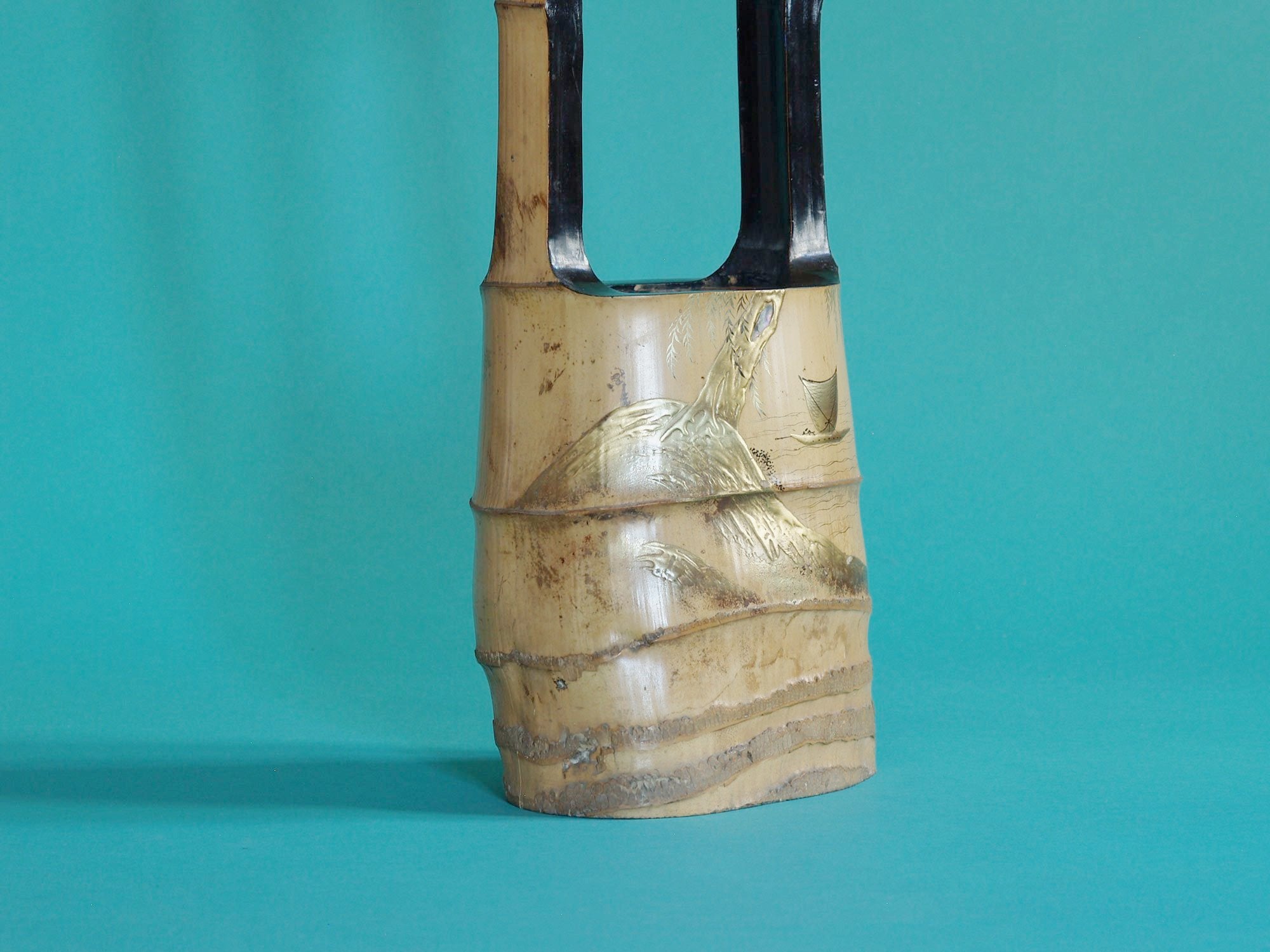 Ni-jū-giri, rare vase de sol en bambou laqué, Japon (Ère Meiji)..Ni-jū-giri, Rare floor Bamboo ikebana vase, Japan (Meiji era)