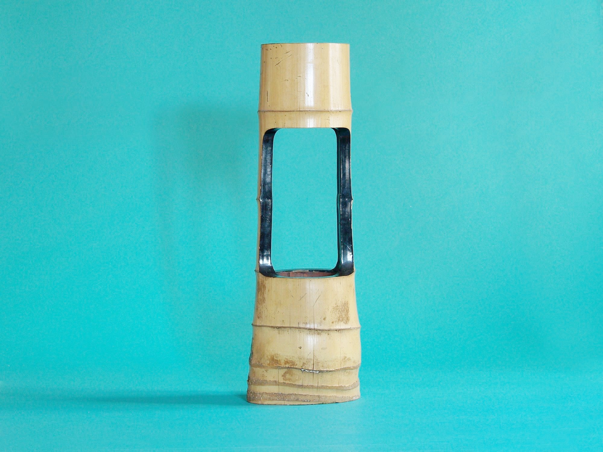 Ni-jū-giri, rare vase de sol en bambou laqué, Japon (Ère Meiji)..Ni-jū-giri, Rare floor Bamboo ikebana vase, Japan (Meiji era)