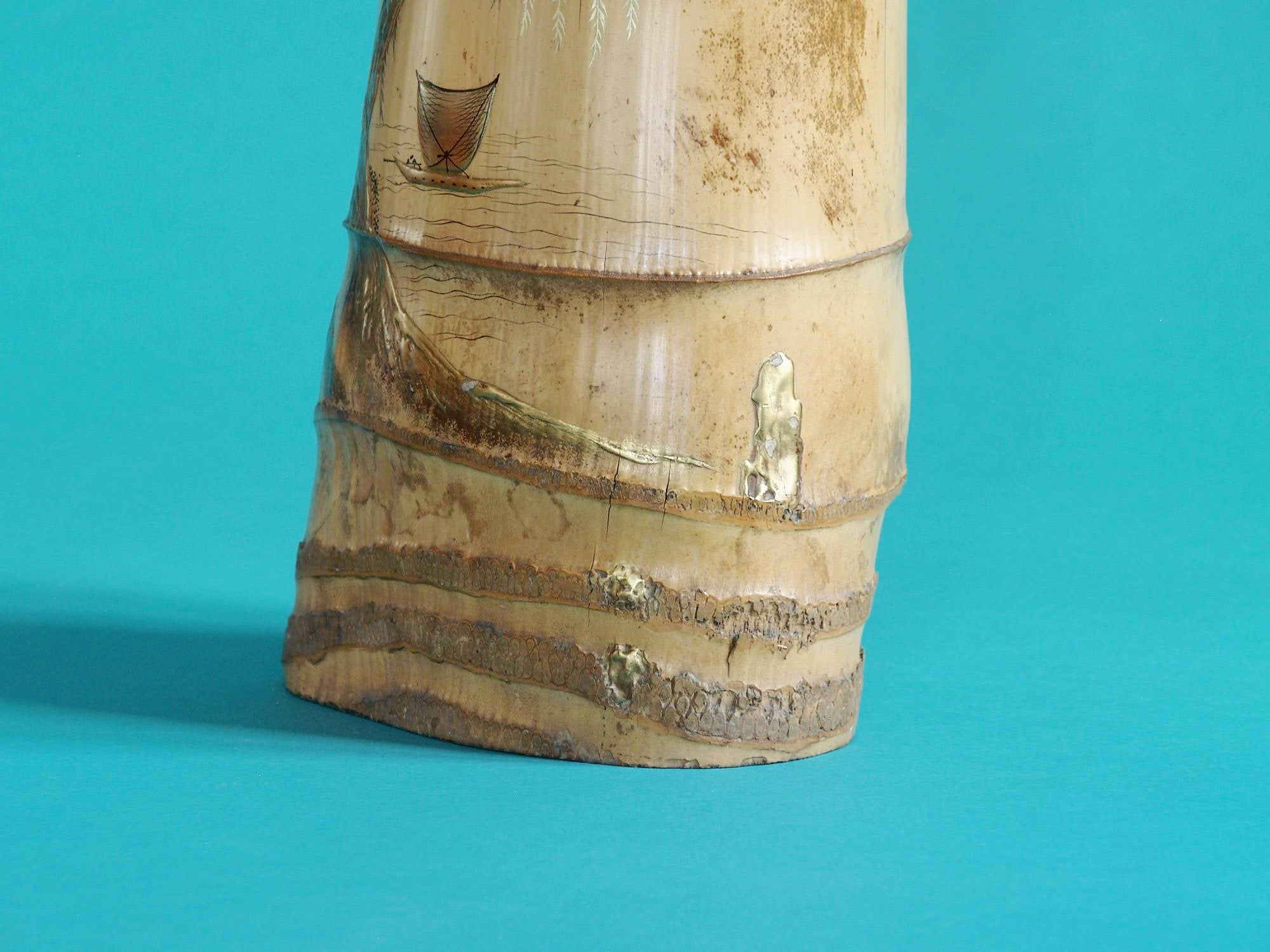 Ni-jū-giri, rare vase de sol en bambou laqué, Japon (Ère Meiji)..Ni-jū-giri, Rare floor Bamboo ikebana vase, Japan (Meiji era)