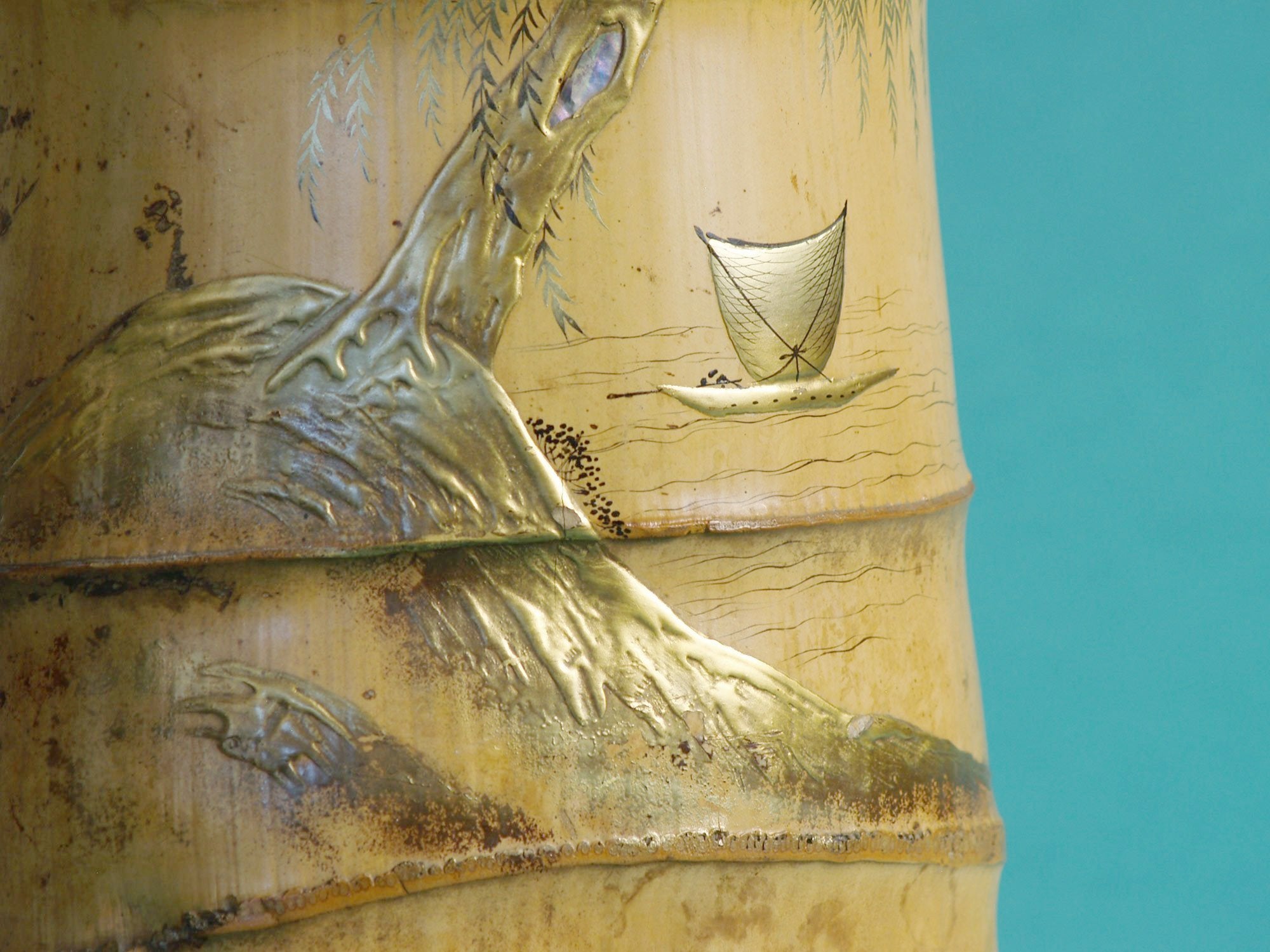 Ni-jū-giri, rare vase de sol en bambou laqué, Japon (Ère Meiji)..Ni-jū-giri, Rare floor Bamboo ikebana vase, Japan (Meiji era)