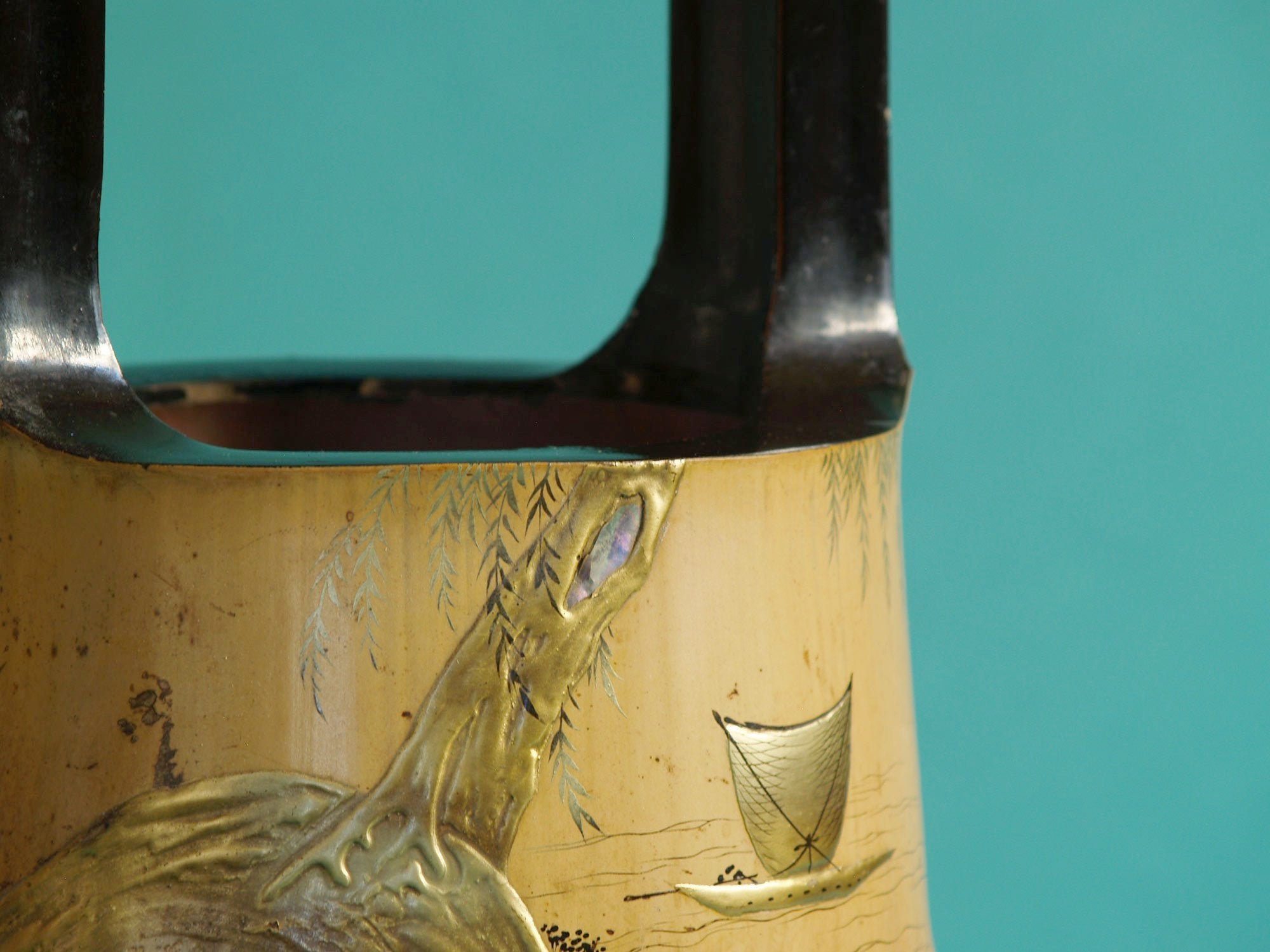 Ni-jū-giri, rare vase de sol en bambou laqué, Japon (Ère Meiji)..Ni-jū-giri, Rare floor Bamboo ikebana vase, Japan (Meiji era)