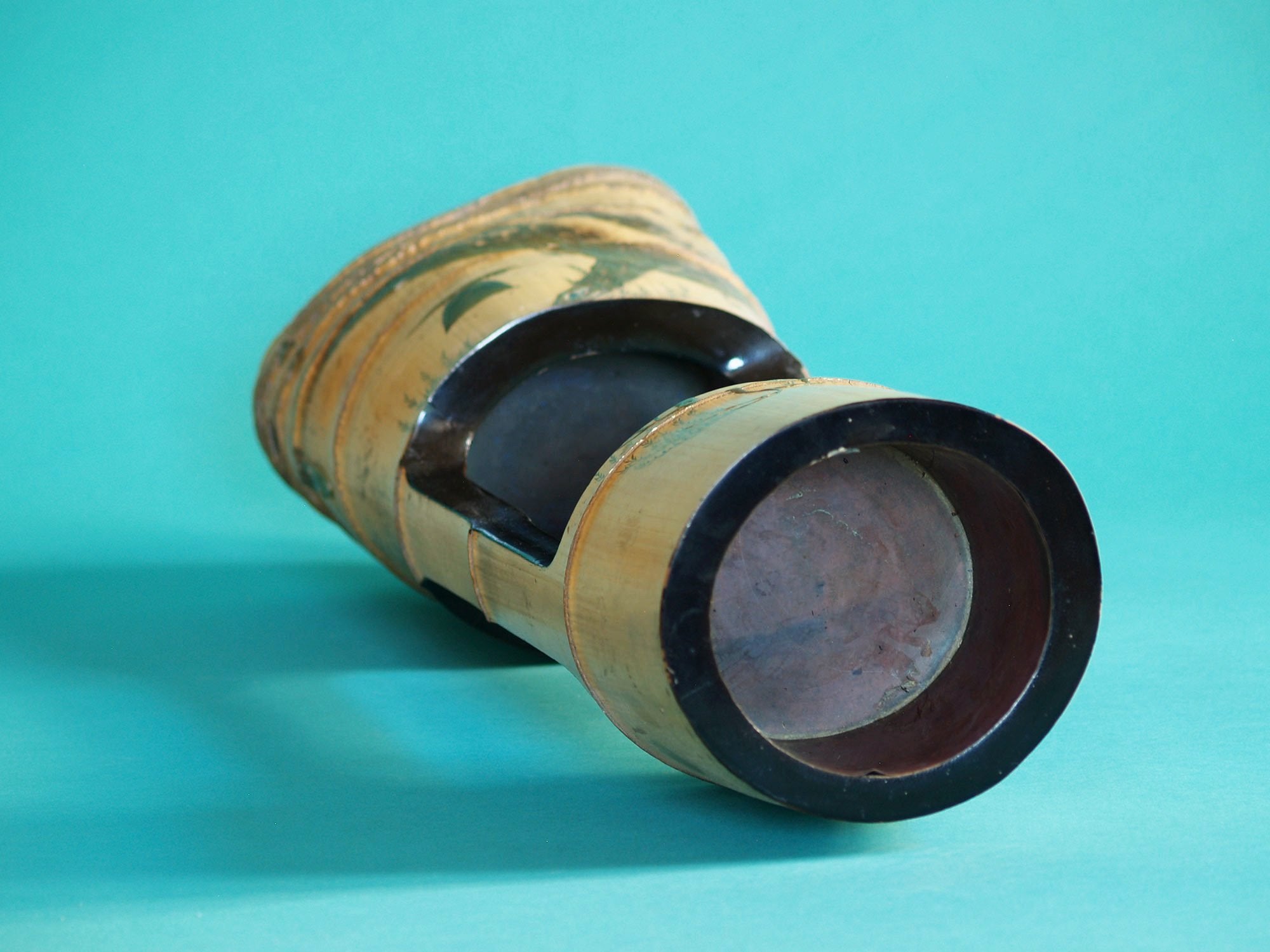 Ni-jū-giri, rare vase de sol en bambou laqué, Japon (Ère Meiji)..Ni-jū-giri, Rare floor Bamboo ikebana vase, Japan (Meiji era)