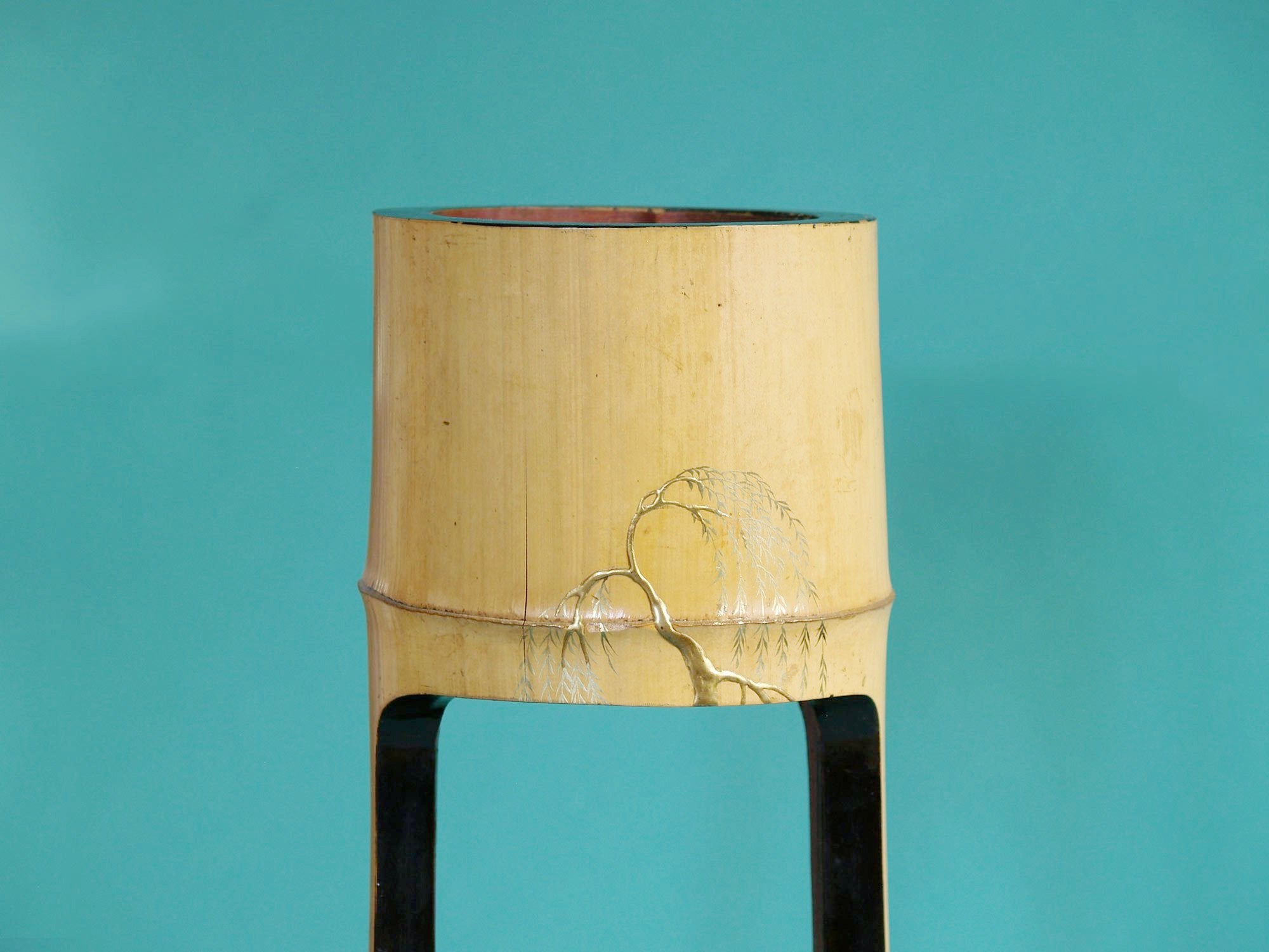 Ni-jū-giri, rare vase de sol en bambou laqué, Japon (Ère Meiji)..Ni-jū-giri, Rare floor Bamboo ikebana vase, Japan (Meiji era)