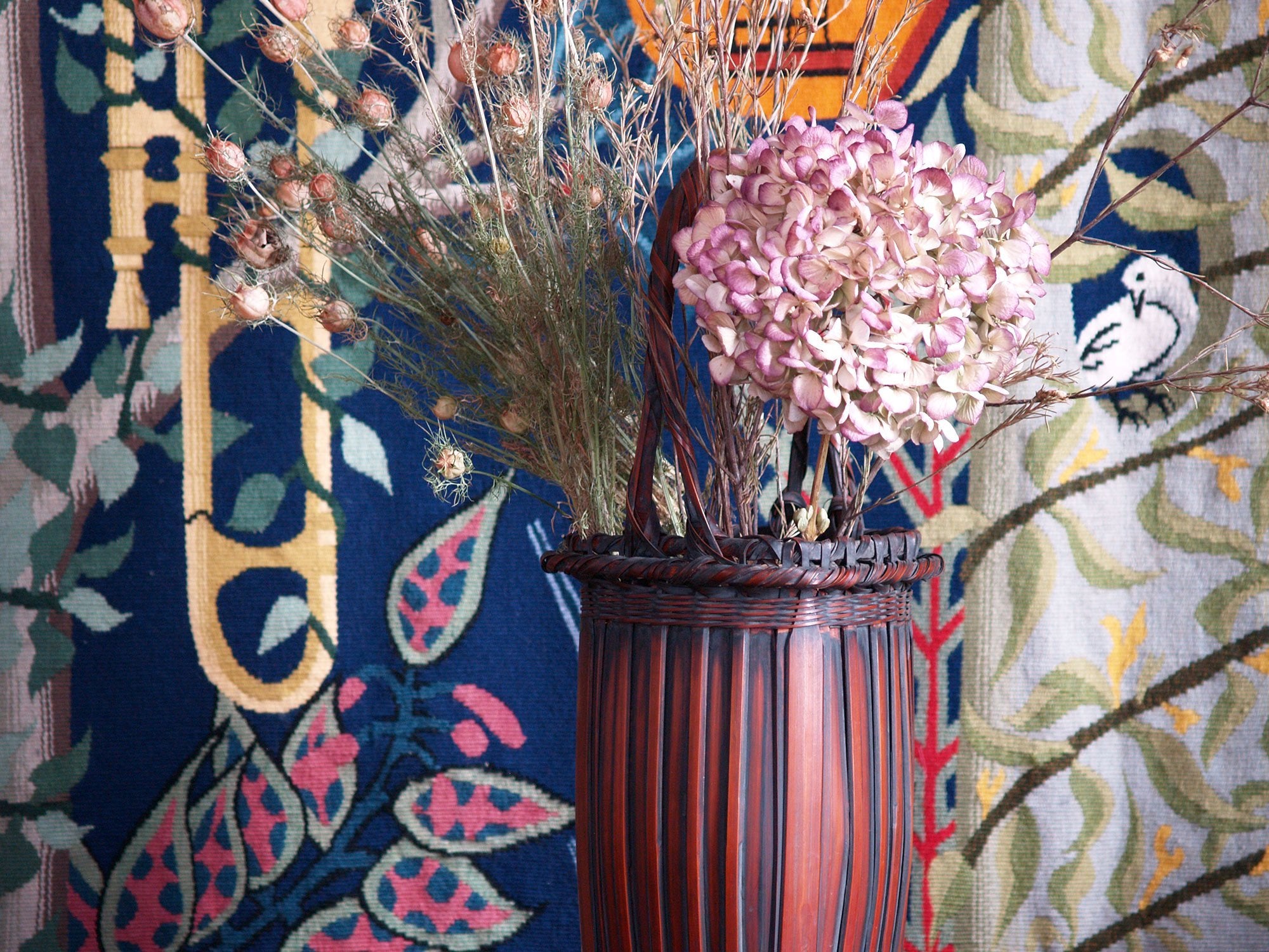 Hanakago, panier à anse en bambou madake pour l'ikebana, Japon (Fin d'époque Meiji / début de l'ère Shōwa)..Hanakago Ikebana madake bamboo basket with handle, Japan (Late Meiji era / early Shōwa era)