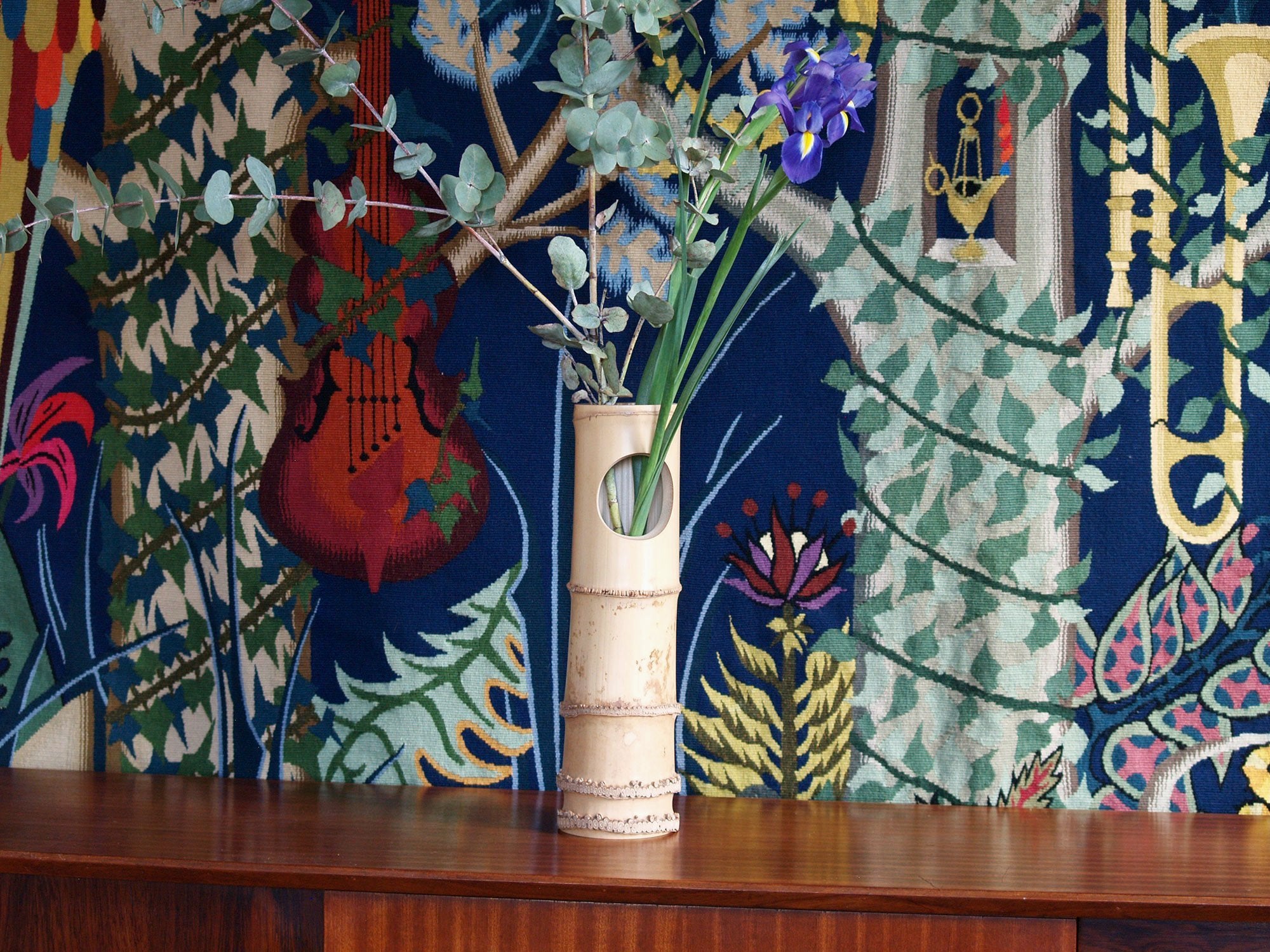 Takehanaire, vase en bambou pour la cérémonie du thé, Japon (Ère Shōwa)..Takehanaire, Bamboo flower vase for tea ceremony chabana, Japan (Shōwa era)