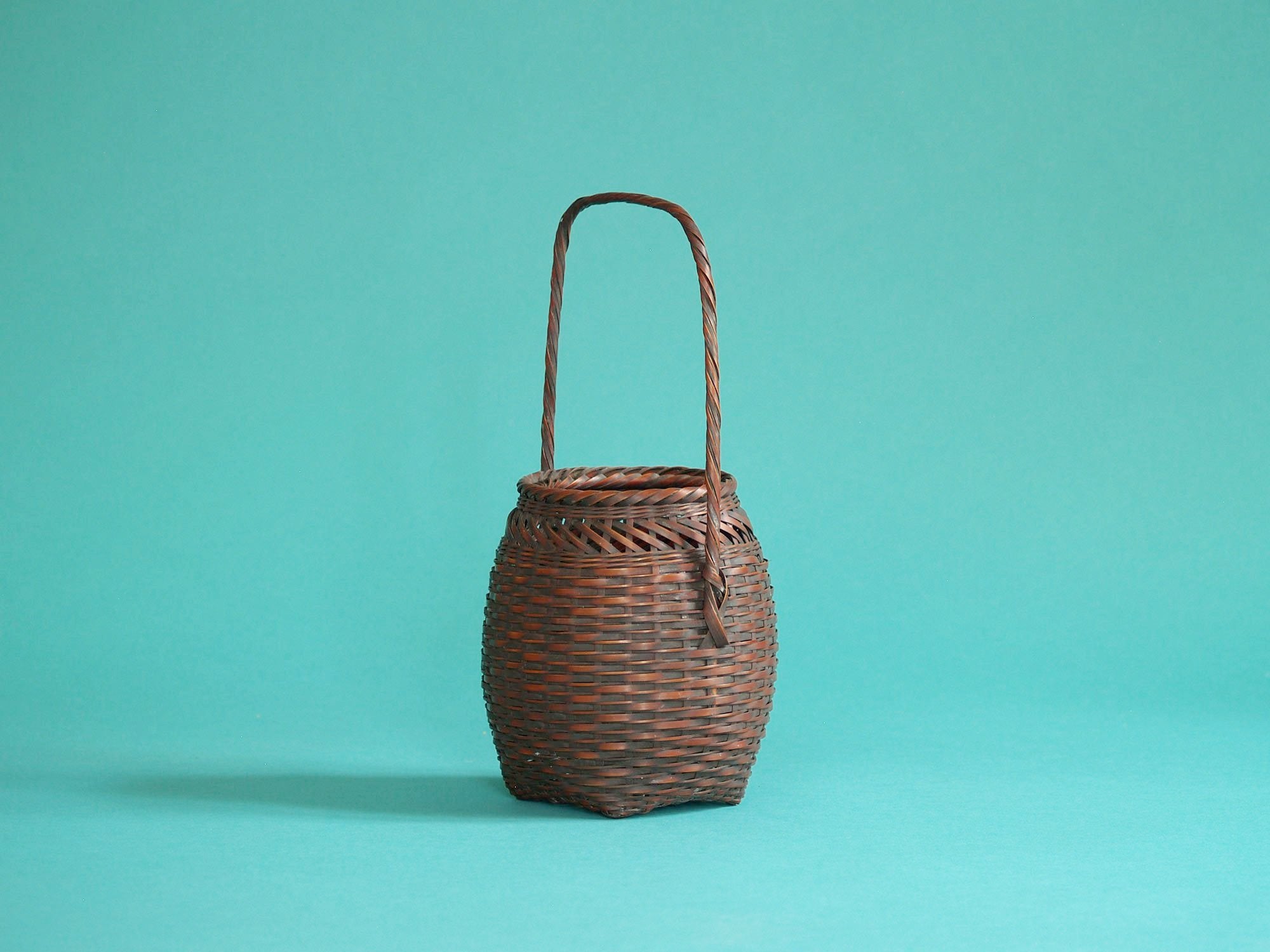 Hanakago, panier à anse pour l'ikebana, Japon (Ère Shōwa)..Hanakago Ikebana bamboo basket with handle, Japan (Shōwa era)