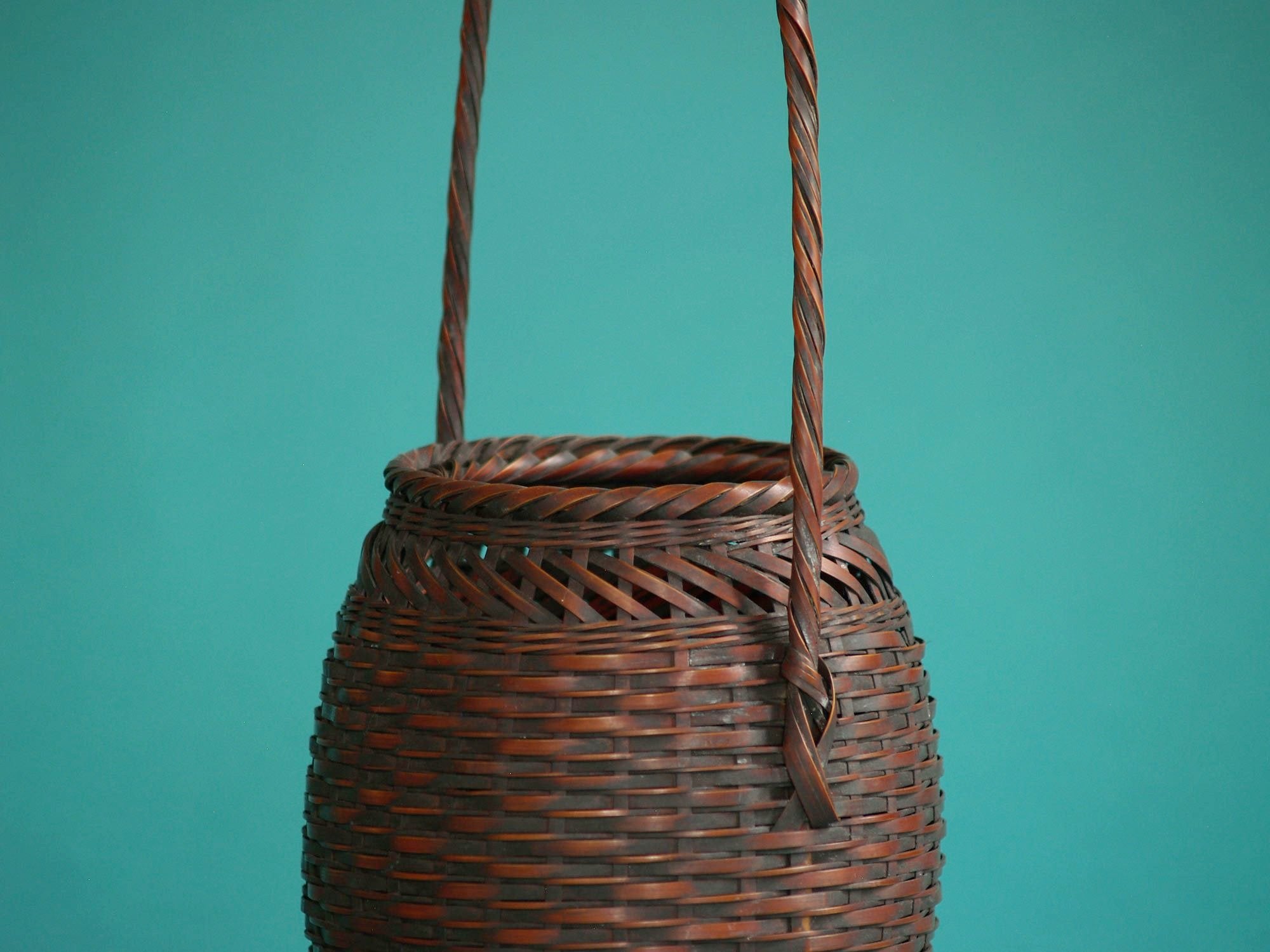 Hanakago, panier à anse pour l'ikebana, Japon (Ère Shōwa)..Hanakago Ikebana bamboo basket with handle, Japan (Shōwa era)