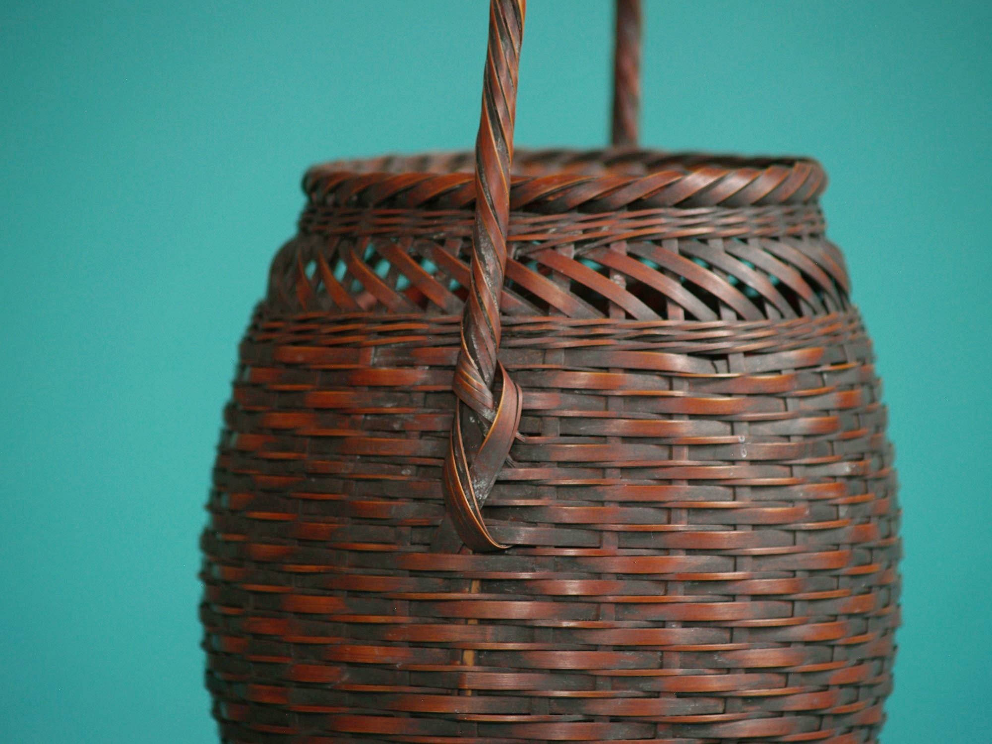 Hanakago, panier à anse pour l'ikebana, Japon (Ère Shōwa)..Hanakago Ikebana bamboo basket with handle, Japan (Shōwa era)