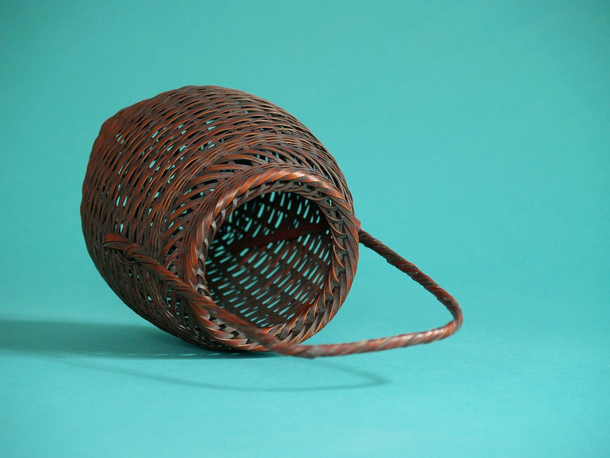 Hanakago, panier à anse pour l'ikebana, Japon (Ère Shōwa)..Hanakago Ikebana bamboo basket with handle, Japan (Shōwa era)