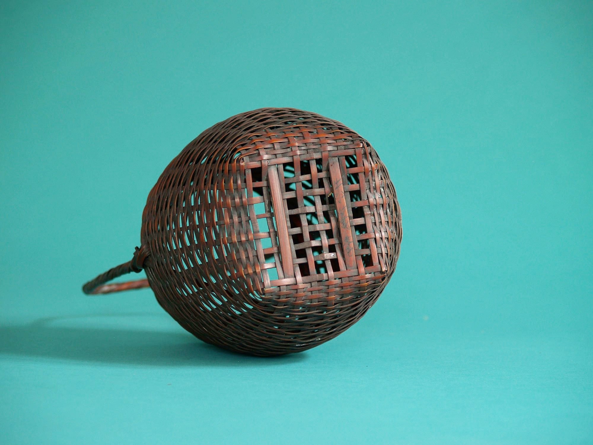 Hanakago, panier à anse pour l'ikebana, Japon (Ère Shōwa)..Hanakago Ikebana bamboo basket with handle, Japan (Shōwa era)