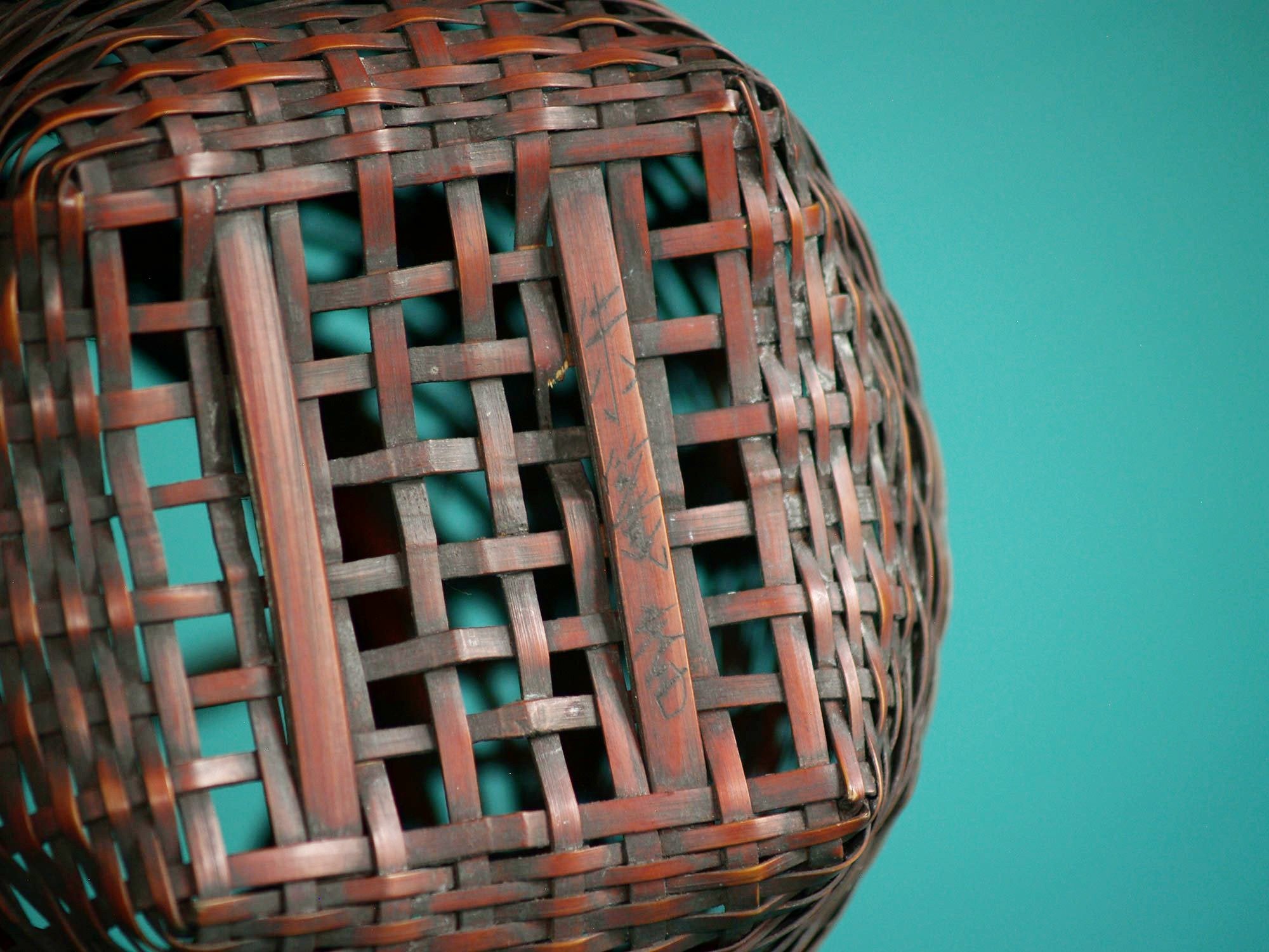 Hanakago, panier à anse pour l'ikebana, Japon (Ère Shōwa)..Hanakago Ikebana bamboo basket with handle, Japan (Shōwa era)