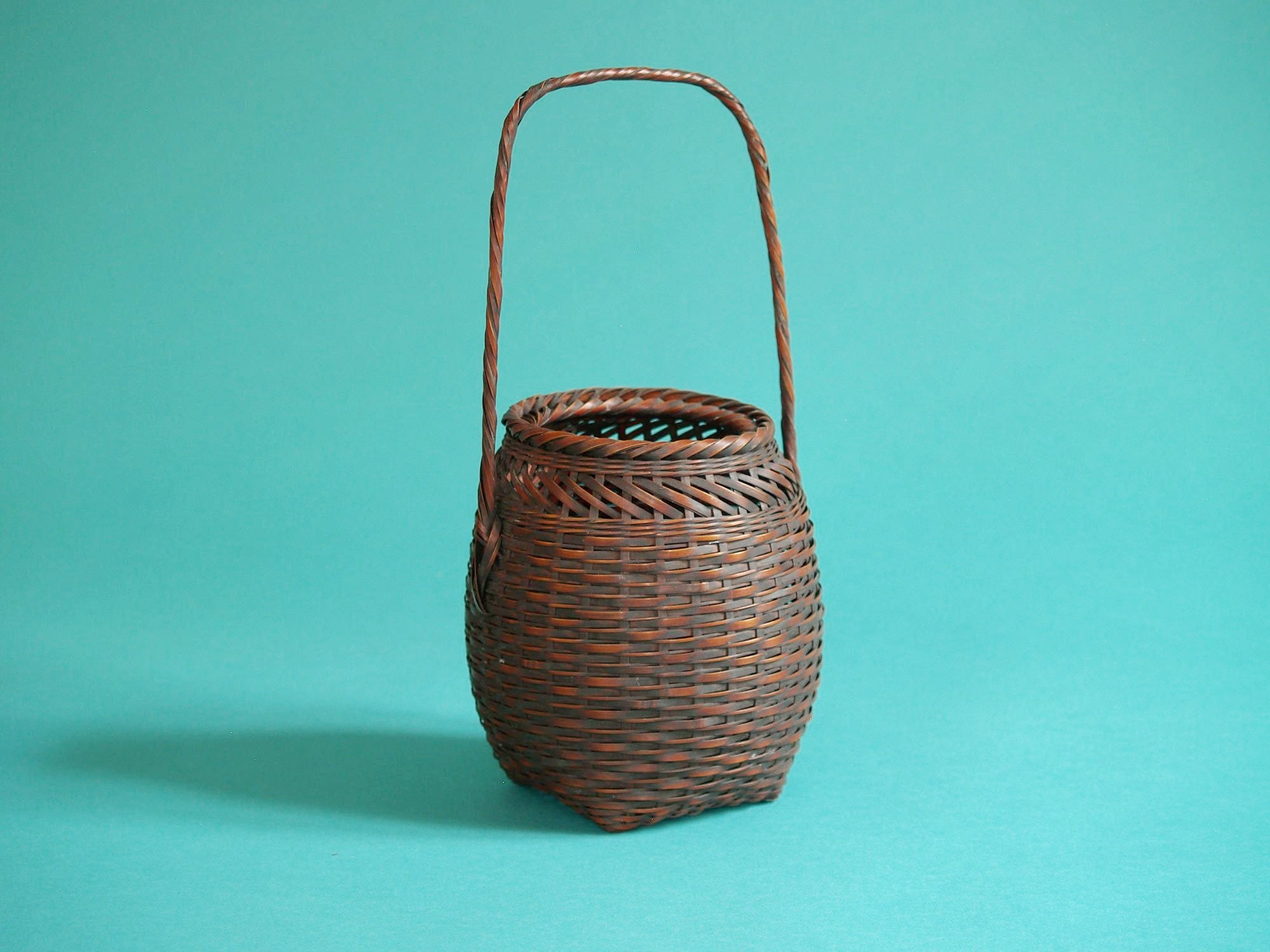 Hanakago, panier à anse pour l'ikebana, Japon (Ère Shōwa)..Hanakago Ikebana bamboo basket with handle, Japan (Shōwa era)