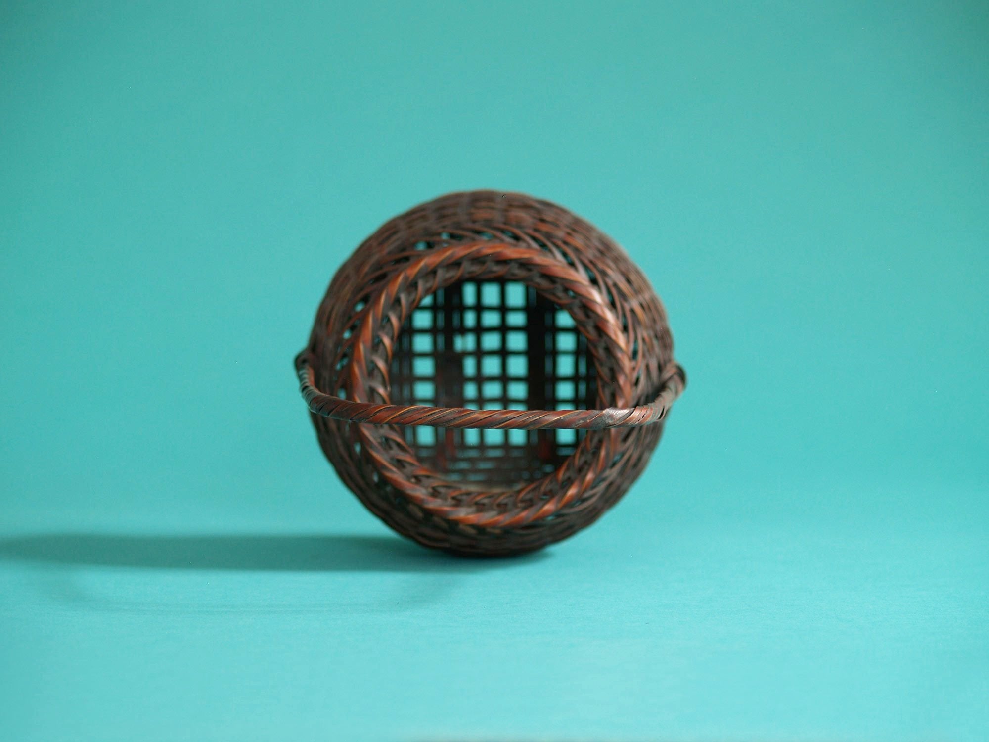 Hanakago, panier à anse pour l'ikebana, Japon (Ère Shōwa)..Hanakago Ikebana bamboo basket with handle, Japan (Shōwa era)