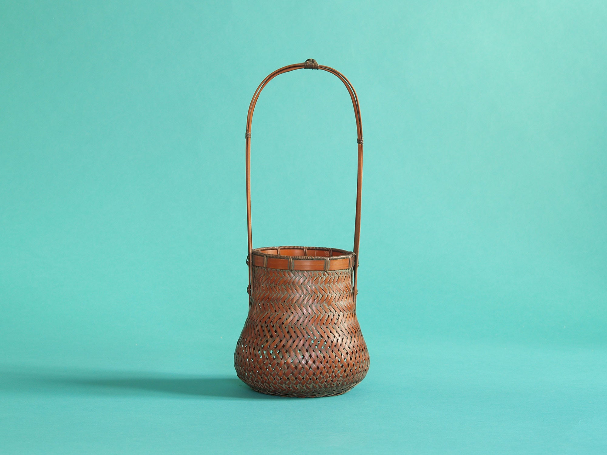 Hanakago, panier à anse pour l'ikebana, Japon (Ère Shōwa)..Hanakago, Ikebana bamboo basket with handle, Japan (Shōwa era)