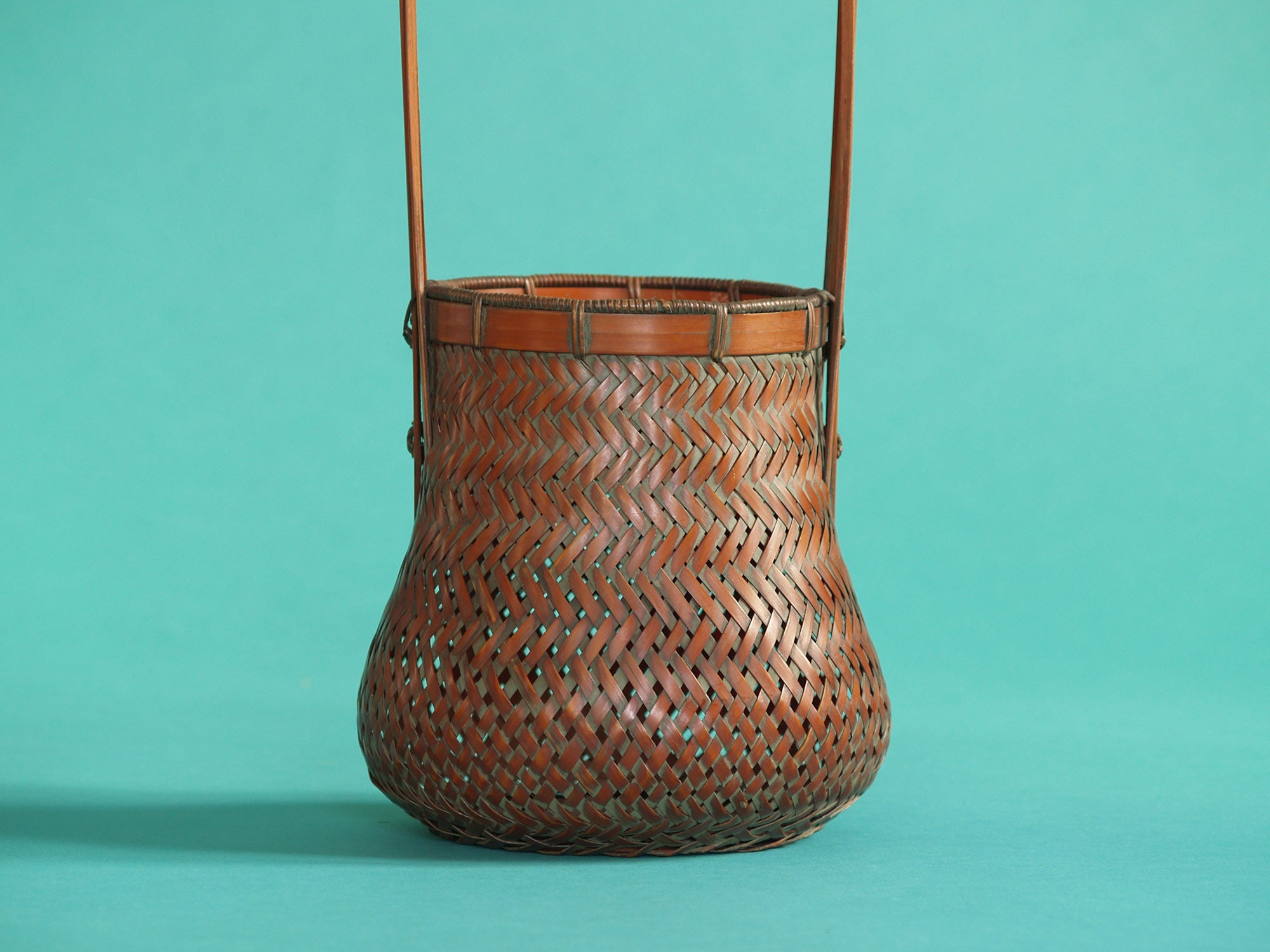 Hanakago, panier à anse pour l'ikebana, Japon (Ère Shōwa)..Hanakago, Ikebana bamboo basket with handle, Japan (Shōwa era)