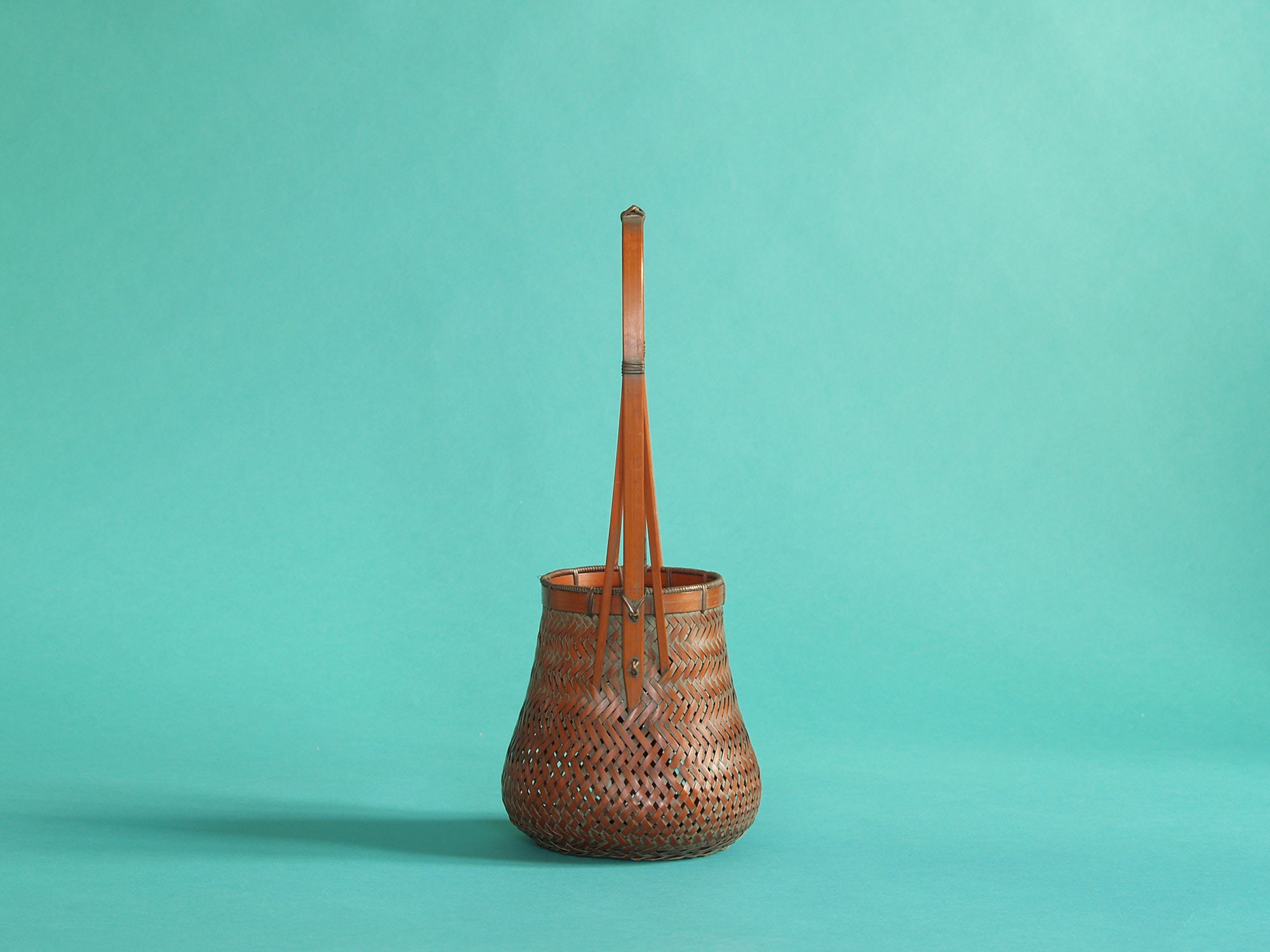 Hanakago, panier à anse pour l'ikebana, Japon (Ère Shōwa)..Hanakago, Ikebana bamboo basket with handle, Japan (Shōwa era)