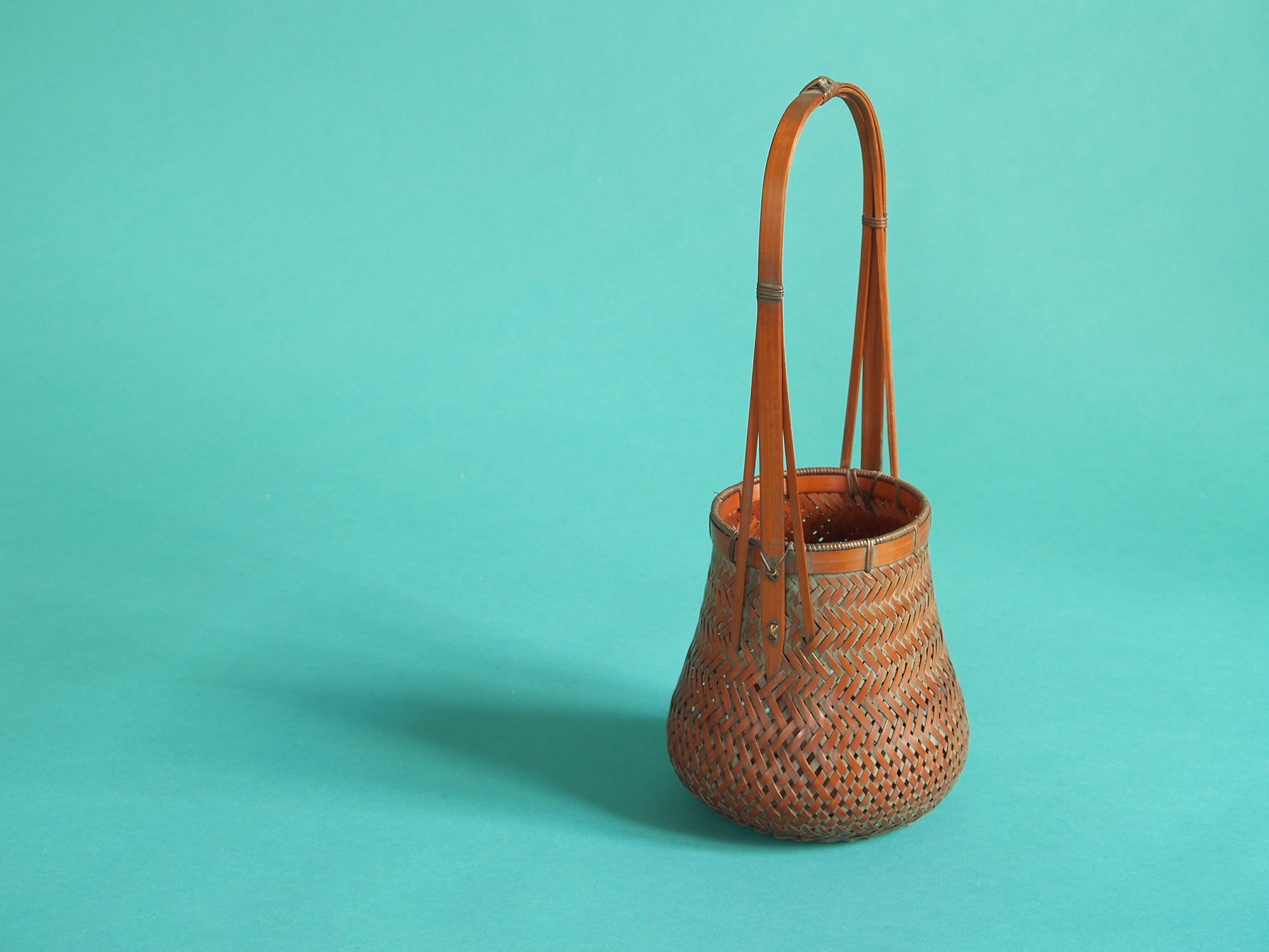 Hanakago, panier à anse pour l'ikebana, Japon (Ère Shōwa)..Hanakago, Ikebana bamboo basket with handle, Japan (Shōwa era)