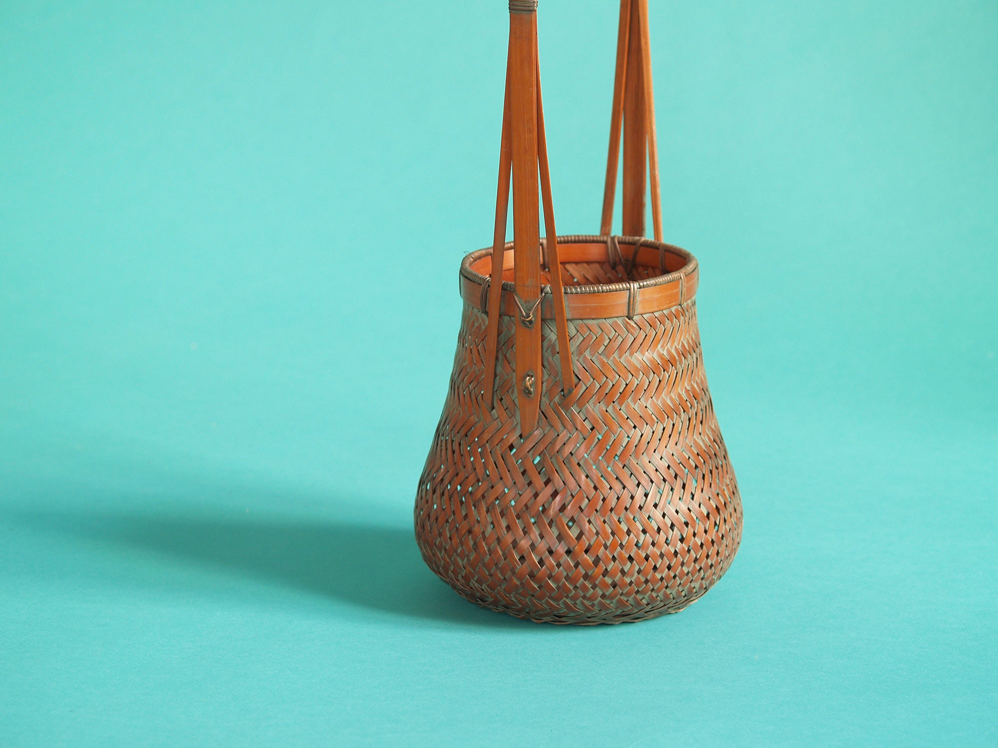 Hanakago, panier à anse pour l'ikebana, Japon (Ère Shōwa)..Hanakago, Ikebana bamboo basket with handle, Japan (Shōwa era)