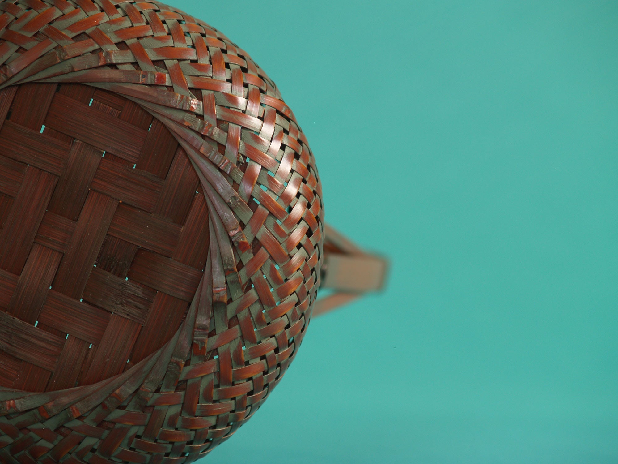 Hanakago, panier à anse pour l'ikebana, Japon (Ère Shōwa)..Hanakago, Ikebana bamboo basket with handle, Japan (Shōwa era)