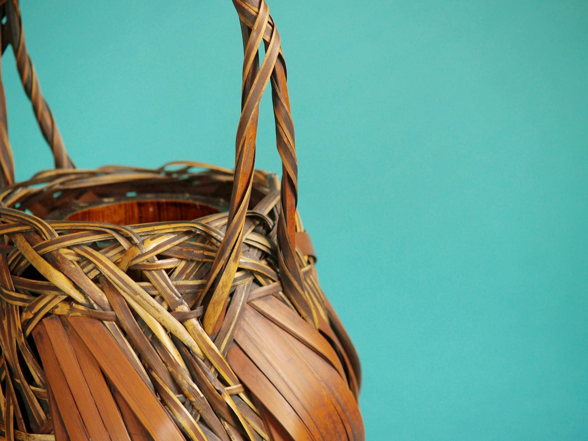 Hanakago, panier à anse pour l'ikebana, Japon (Dèbut de l'ère Shōwa)..Hanakago Ikebana bamboo basket with handle, Japan (Early Shōwa era)