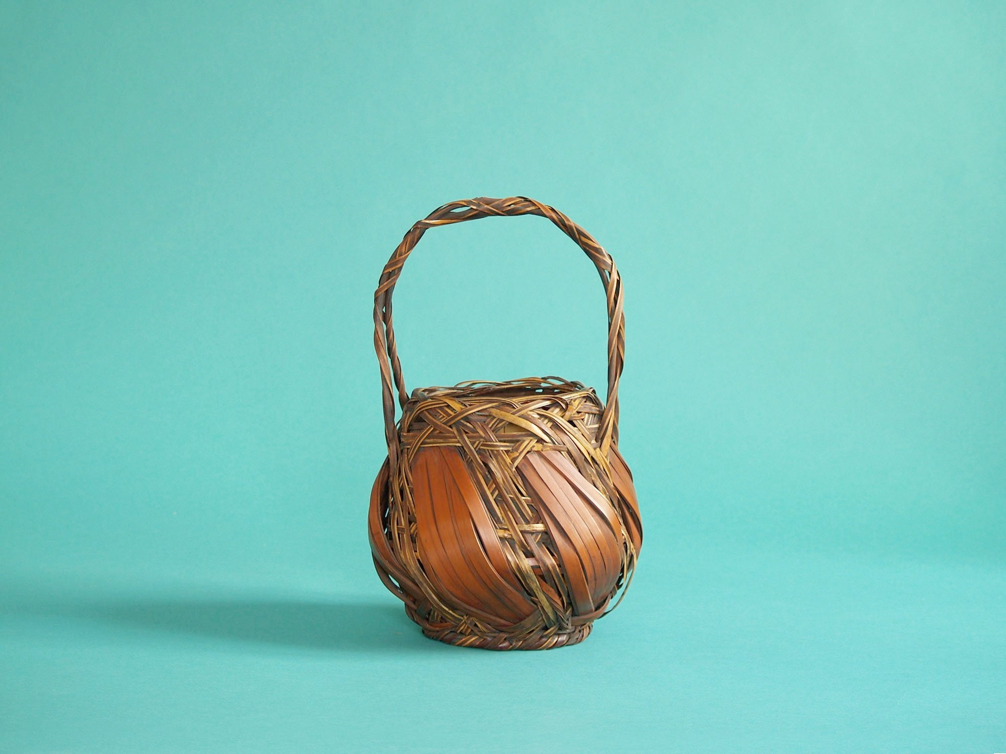 Hanakago, panier à anse pour l'ikebana, Japon (Dèbut de l'ère Shōwa)..Hanakago Ikebana bamboo basket with handle, Japan (Early Shōwa era)