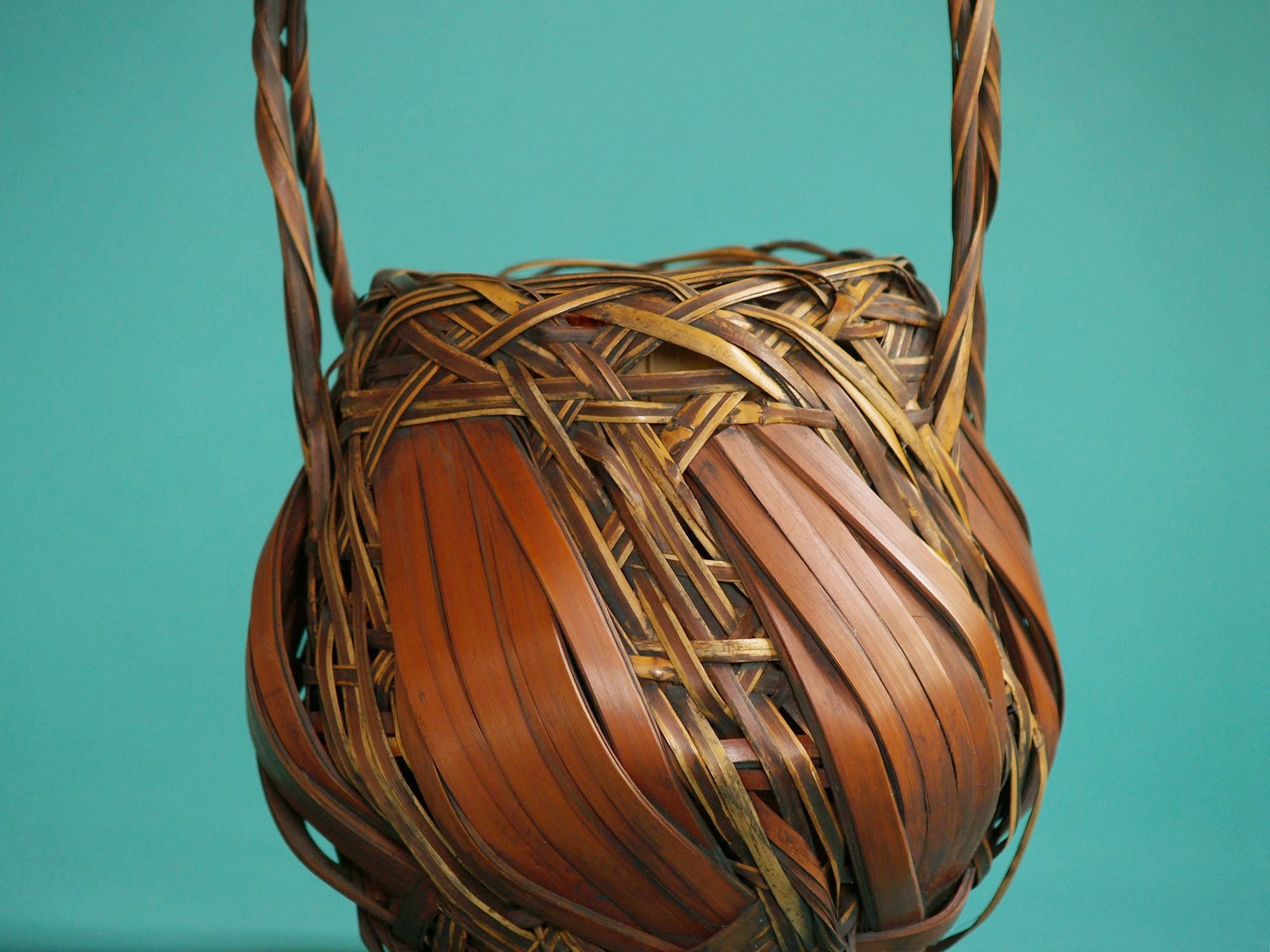 Hanakago, panier à anse pour l'ikebana, Japon (Dèbut de l'ère Shōwa)..Hanakago Ikebana bamboo basket with handle, Japan (Early Shōwa era)