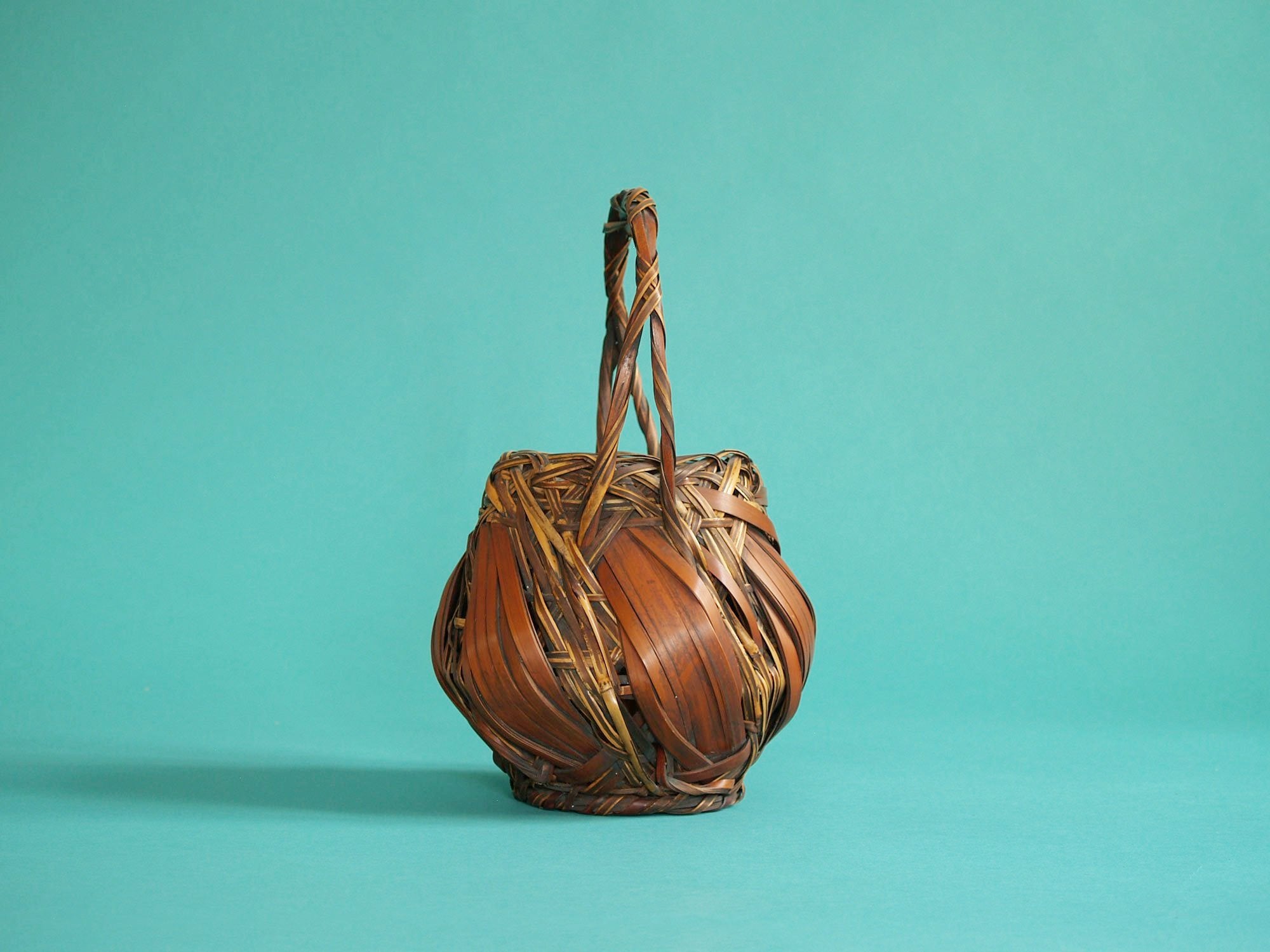 Hanakago, panier à anse pour l'ikebana, Japon (Dèbut de l'ère Shōwa)..Hanakago Ikebana bamboo basket with handle, Japan (Early Shōwa era)
