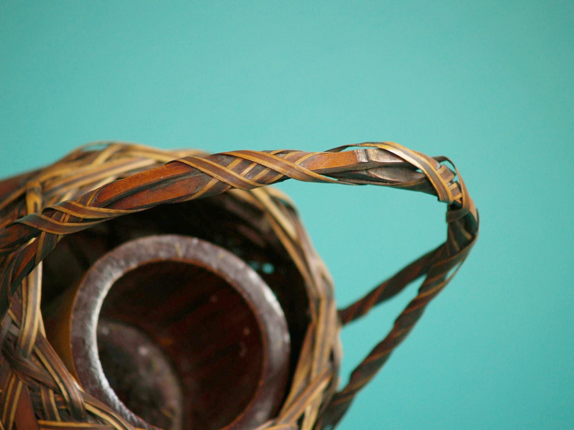 Hanakago, panier à anse pour l'ikebana, Japon (Dèbut de l'ère Shōwa)..Hanakago Ikebana bamboo basket with handle, Japan (Early Shōwa era)
