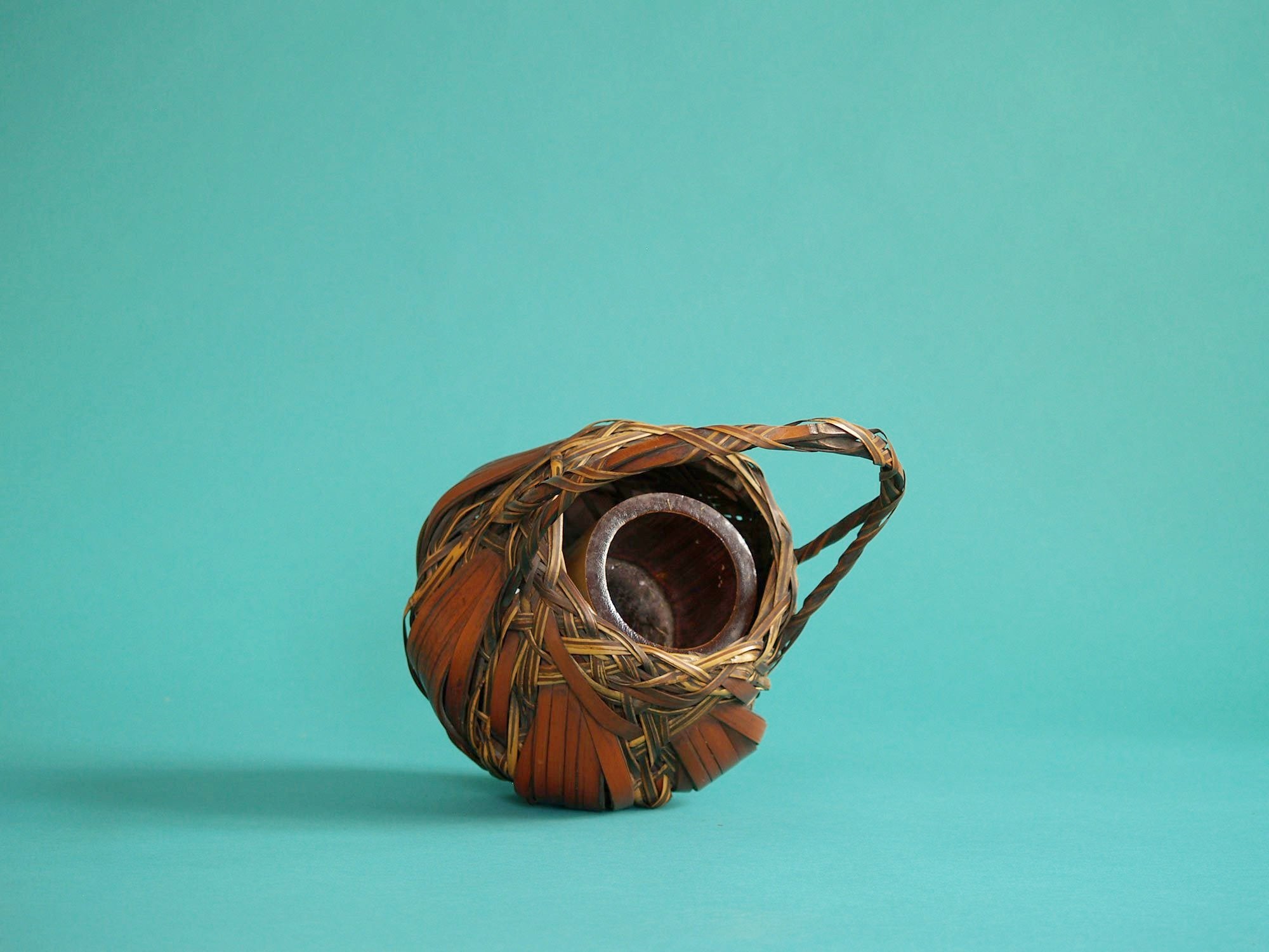 Hanakago, panier à anse pour l'ikebana, Japon (Dèbut de l'ère Shōwa)..Hanakago Ikebana bamboo basket with handle, Japan (Early Shōwa era)
